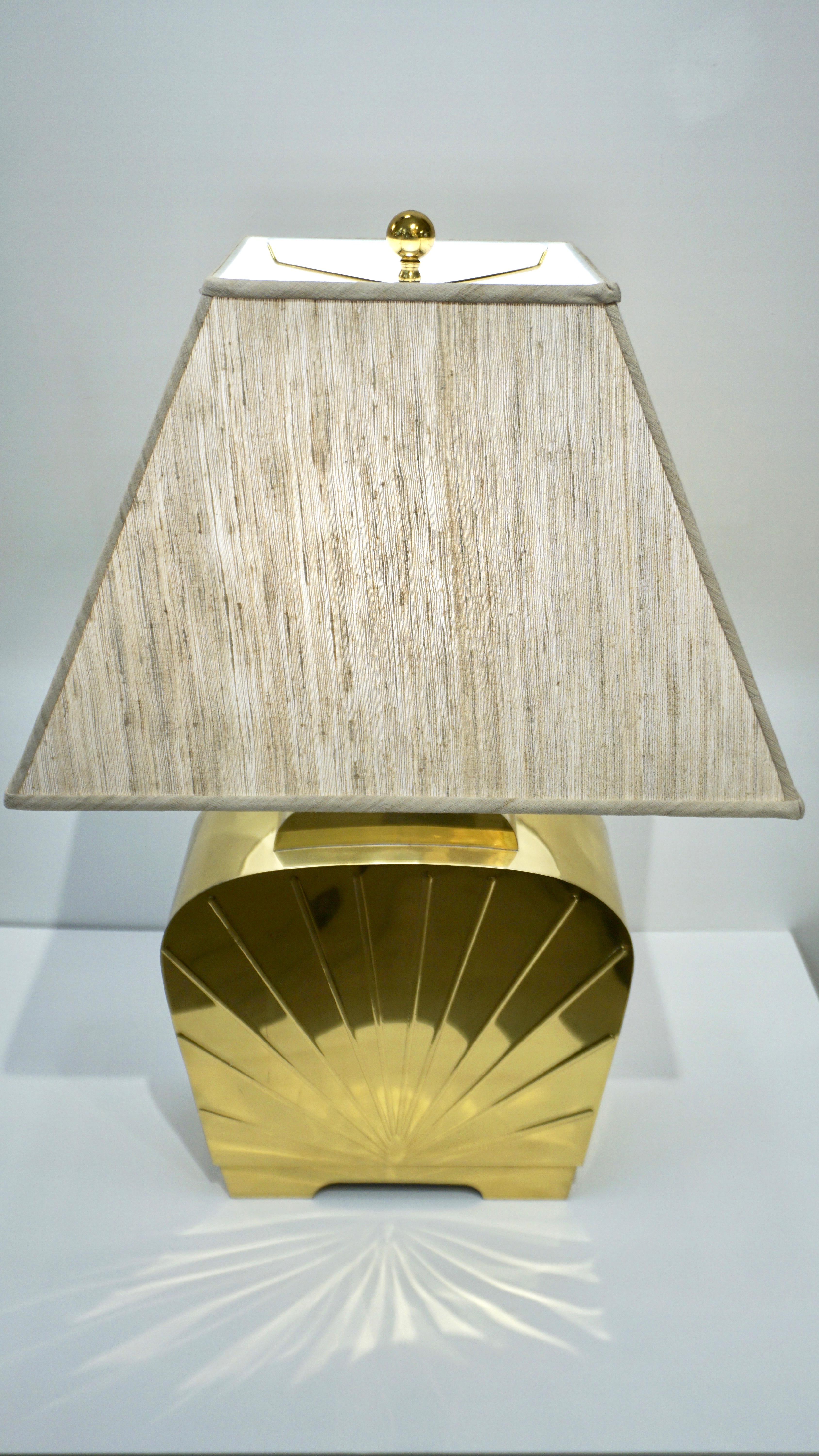 Ein Paar Hollywood Regency-Lampen aus Gold und Messing, Chapman Vintage Art Deco Design, 1970er Jahre im Angebot 3