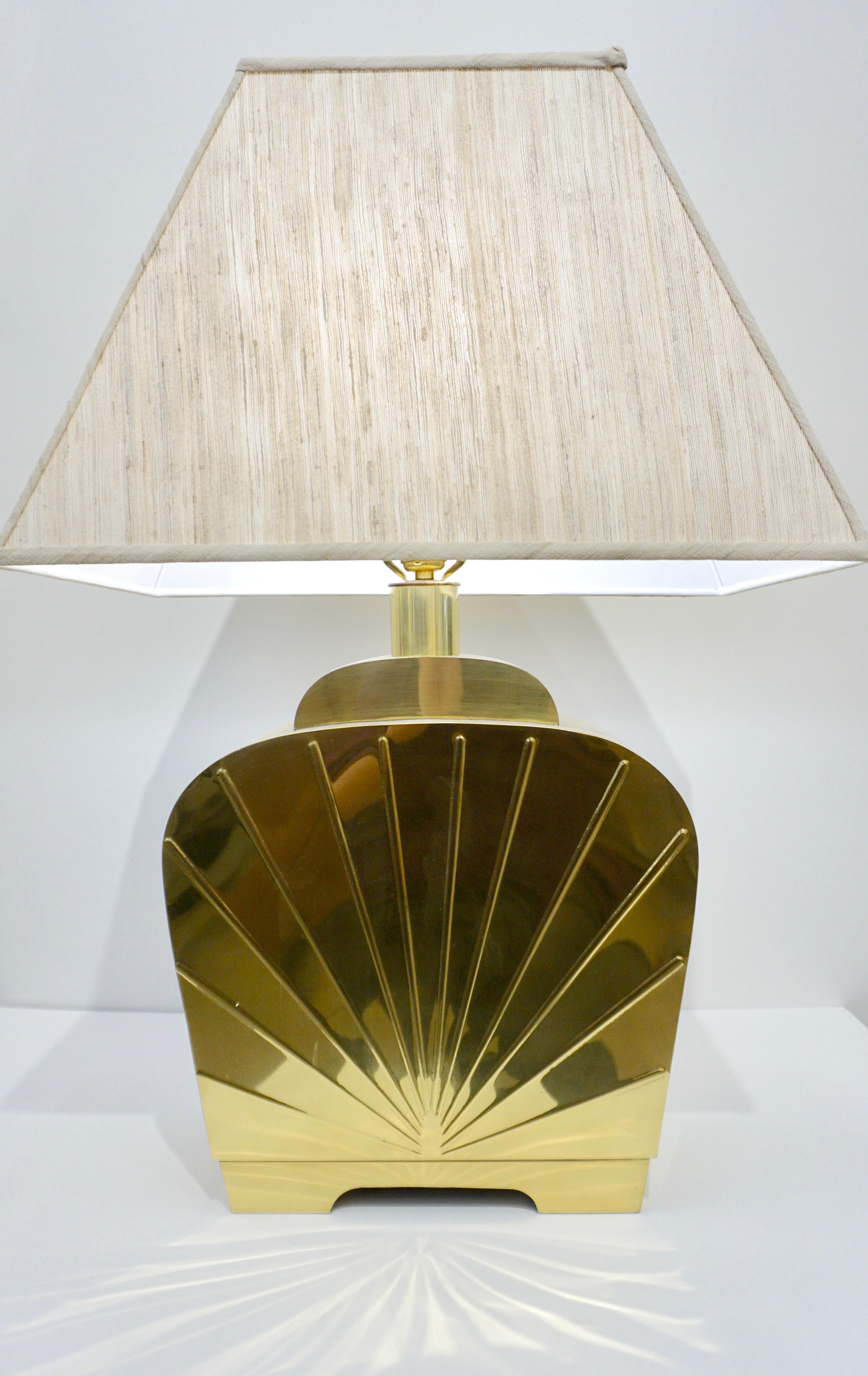 Ein Paar Hollywood Regency-Lampen aus Gold und Messing, Chapman Vintage Art Deco Design, 1970er Jahre im Angebot 4