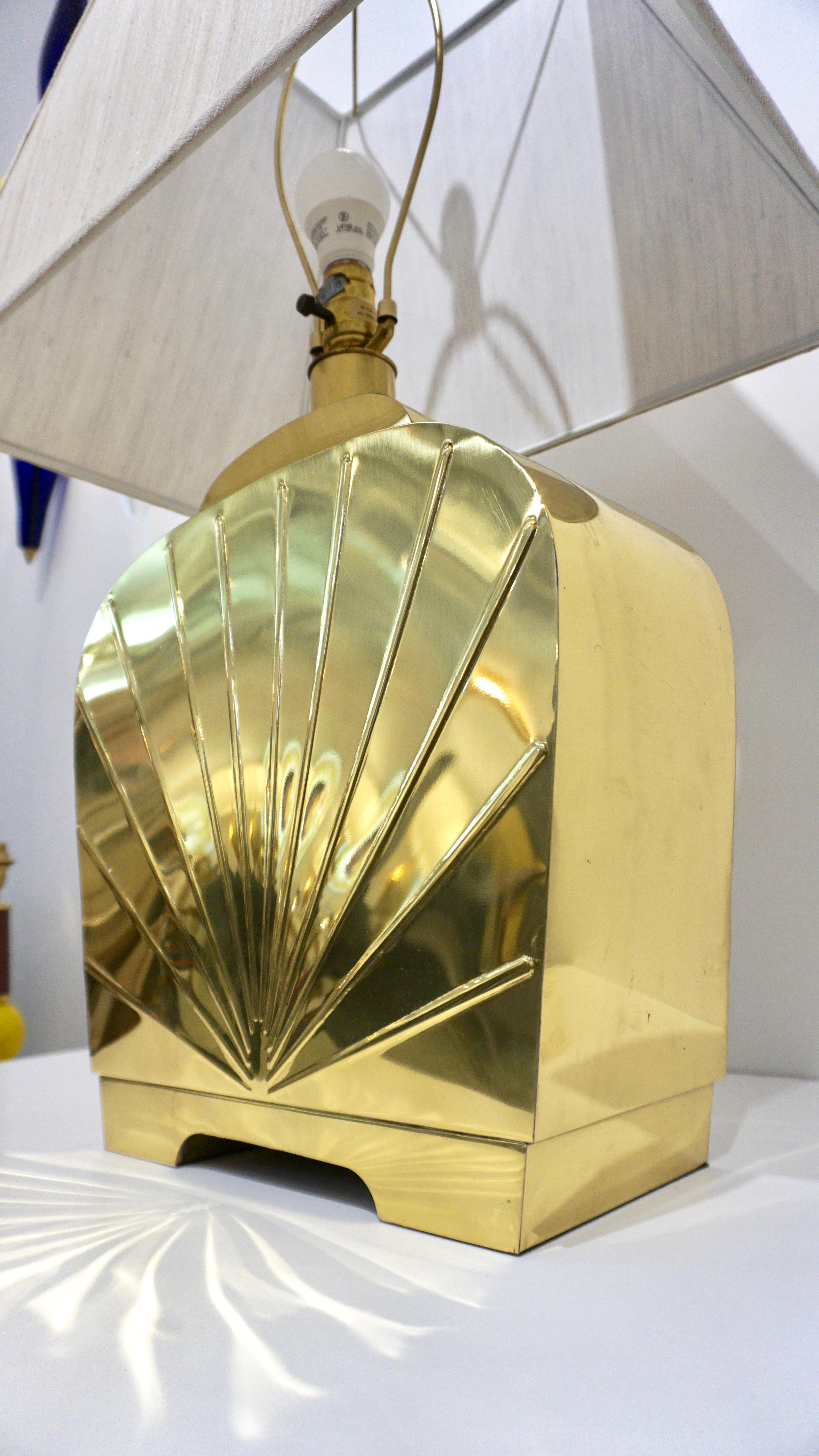 Paire de lampes en laiton doré Chapman de style Art Déco Hollywood Regency des années 1970 Bon état - En vente à New York, NY