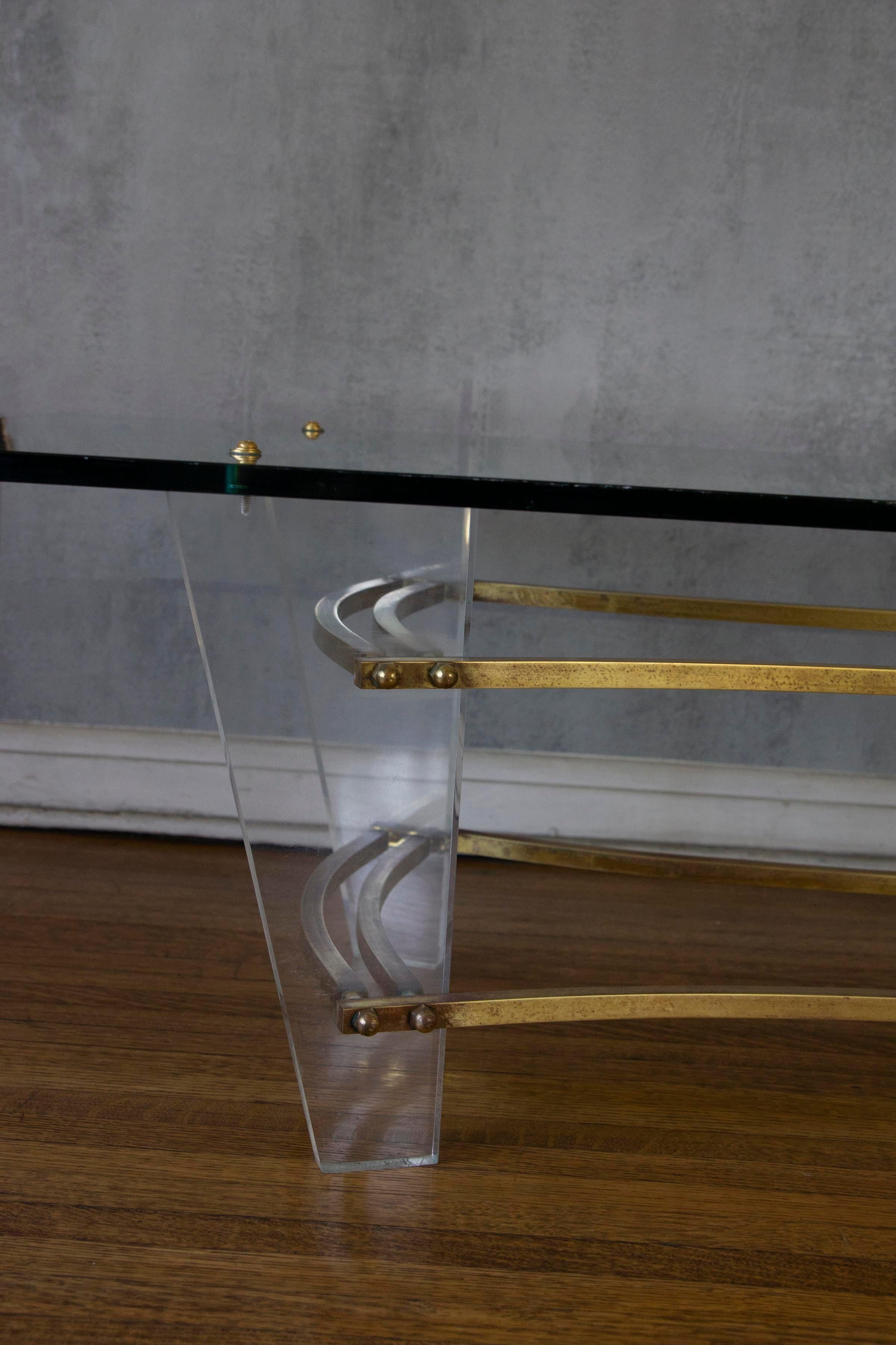 Laiton Table basse minimaliste Charles Hollis Jones des années 1970 en lucite, verre et laiton en vente