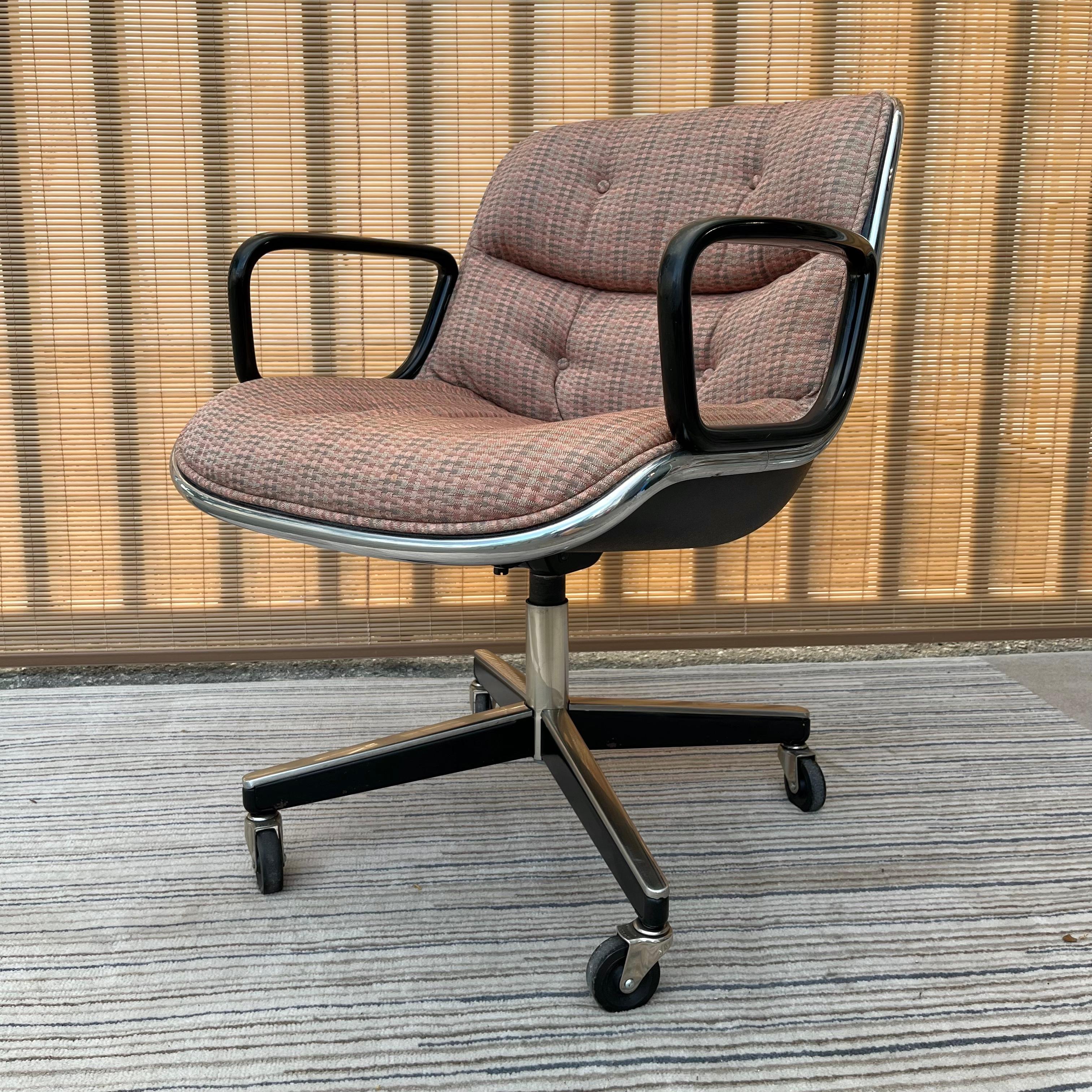 Vintage Mid-Century Modern Charles Pollock for Knoll Executive Chair. Manufactured in 1976 
Features a black frame and the original plaid textile upholstery.
The Pollock Executive Chair features what the designer described as 