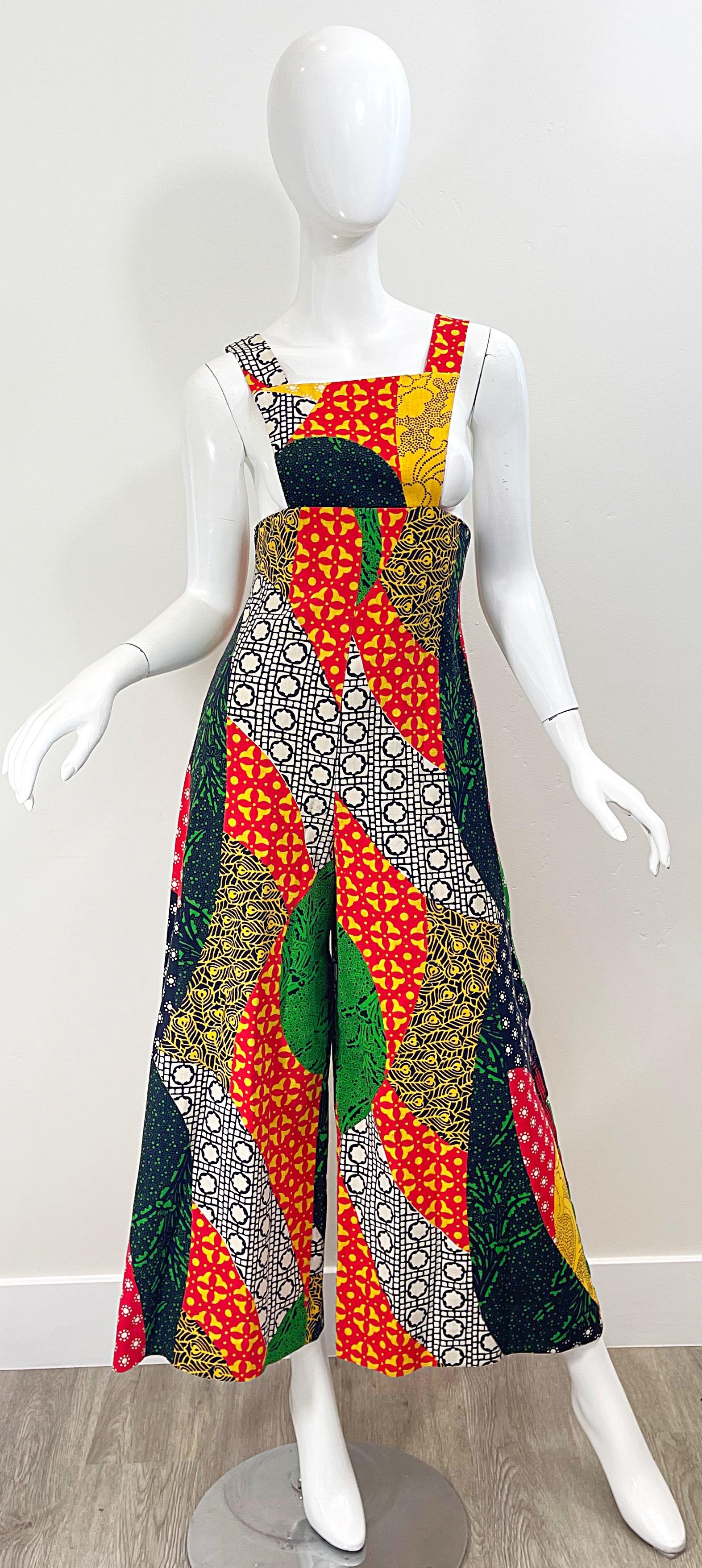Amazing 1970 CHARM OF HOLLYWOOD patchwork imprimé lin bell bottom salopette / combinaison ! Il s'agit d'impressions de patchwork dans des couleurs vives comme le jaune, le rouge, l'orange, le bleu, le vert et le blanc. Fermeture éclair cachée dans