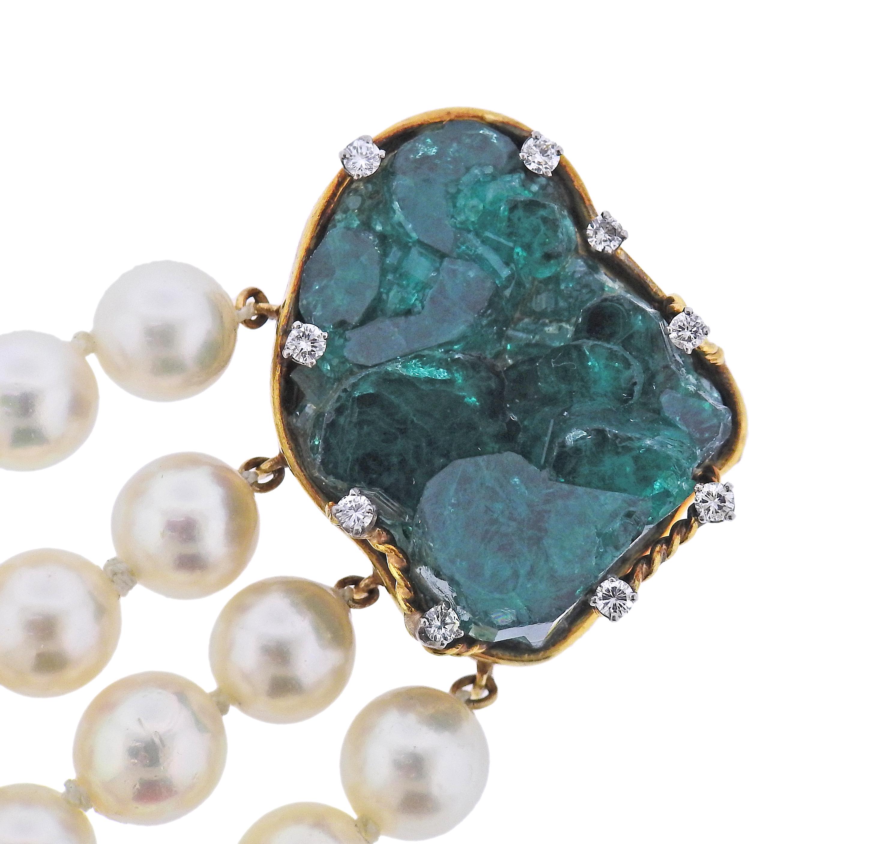 1970er Jahre 18k Gold 4 Strang Armband, mit Chatham Smaragde, ca. 0,60ctw in Diamanten und 8,5-9mm Perlen besetzt. Das Armband ist 6,5