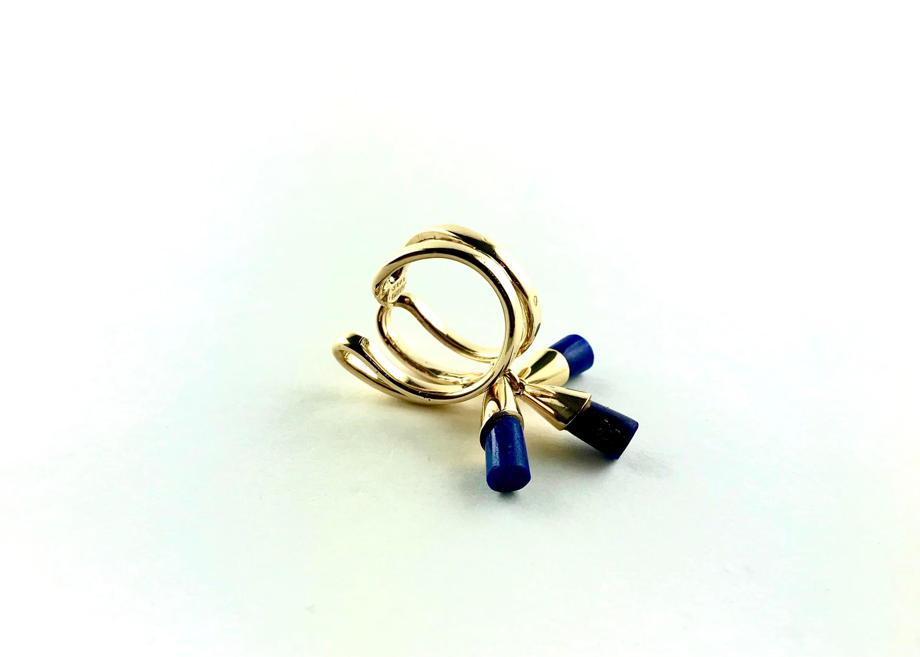Mixed Cut 1970s Chaumet Yellow Gold and Lapislazuli charm Ring  For Sale