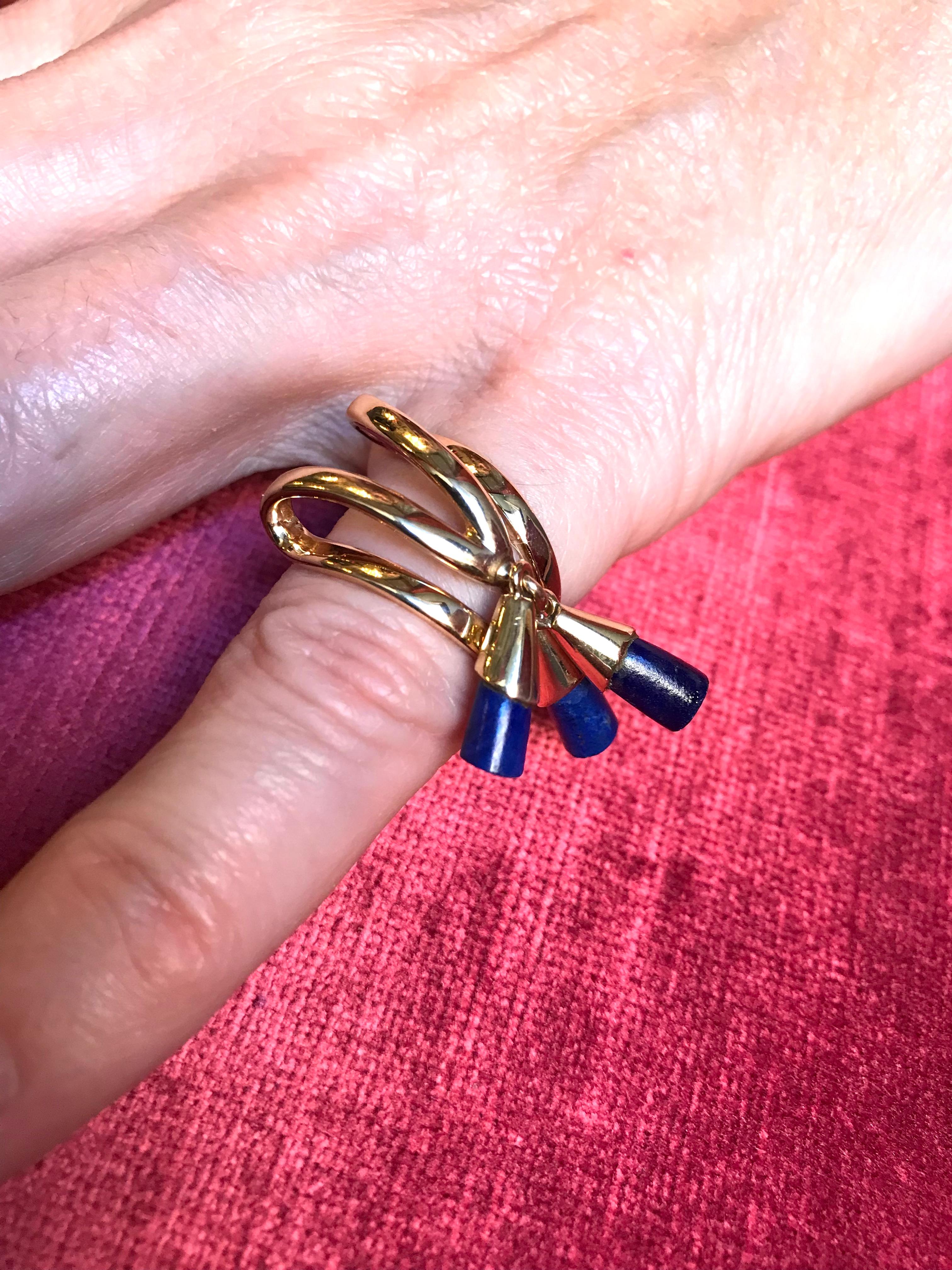 Women's 1970s Chaumet Yellow Gold and Lapislazuli charm Ring  For Sale