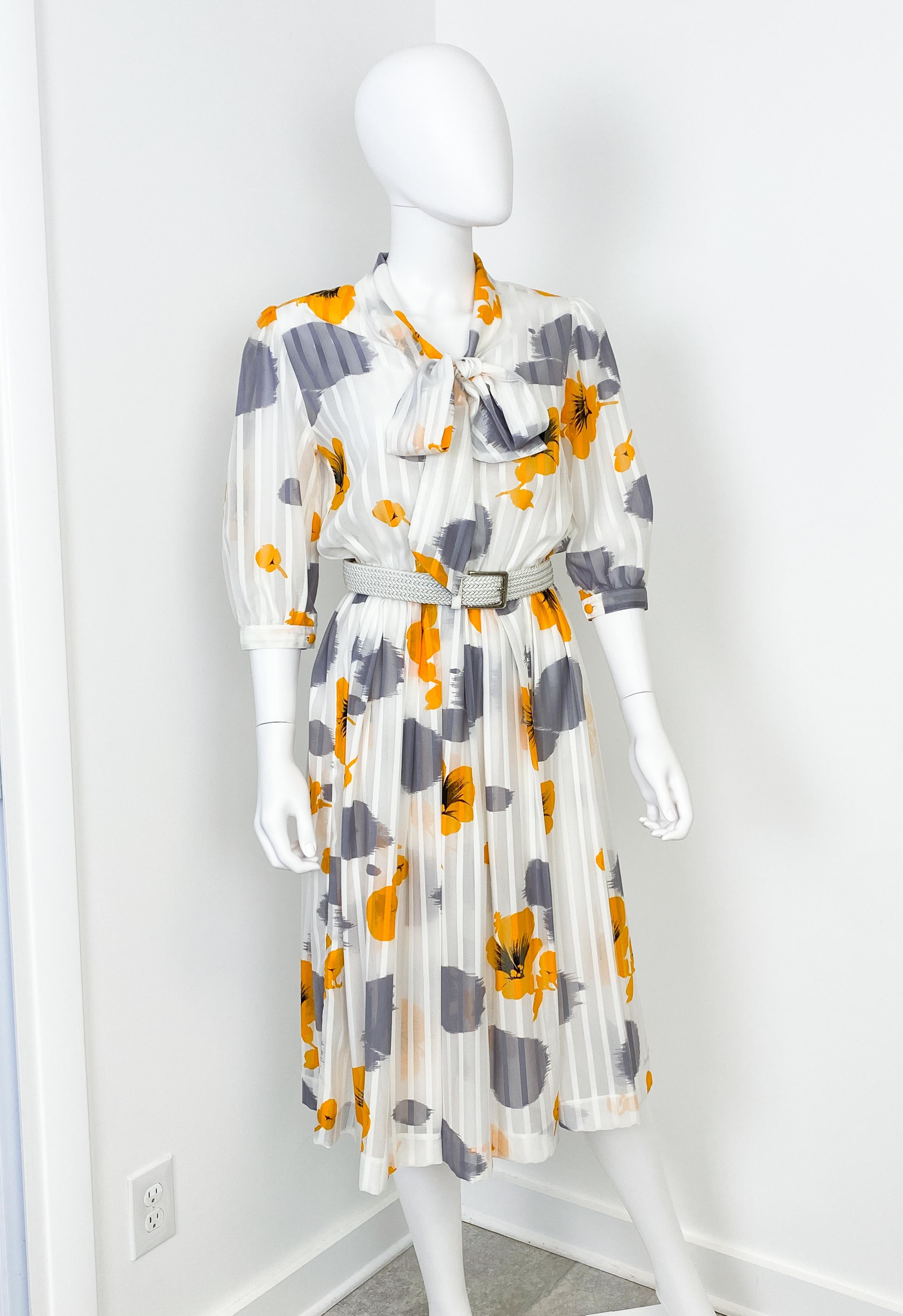 Gris Robe Cheer Muslin des années 1970 avec imprimé de fleurs de coq jaunes Taille 8/10 en vente