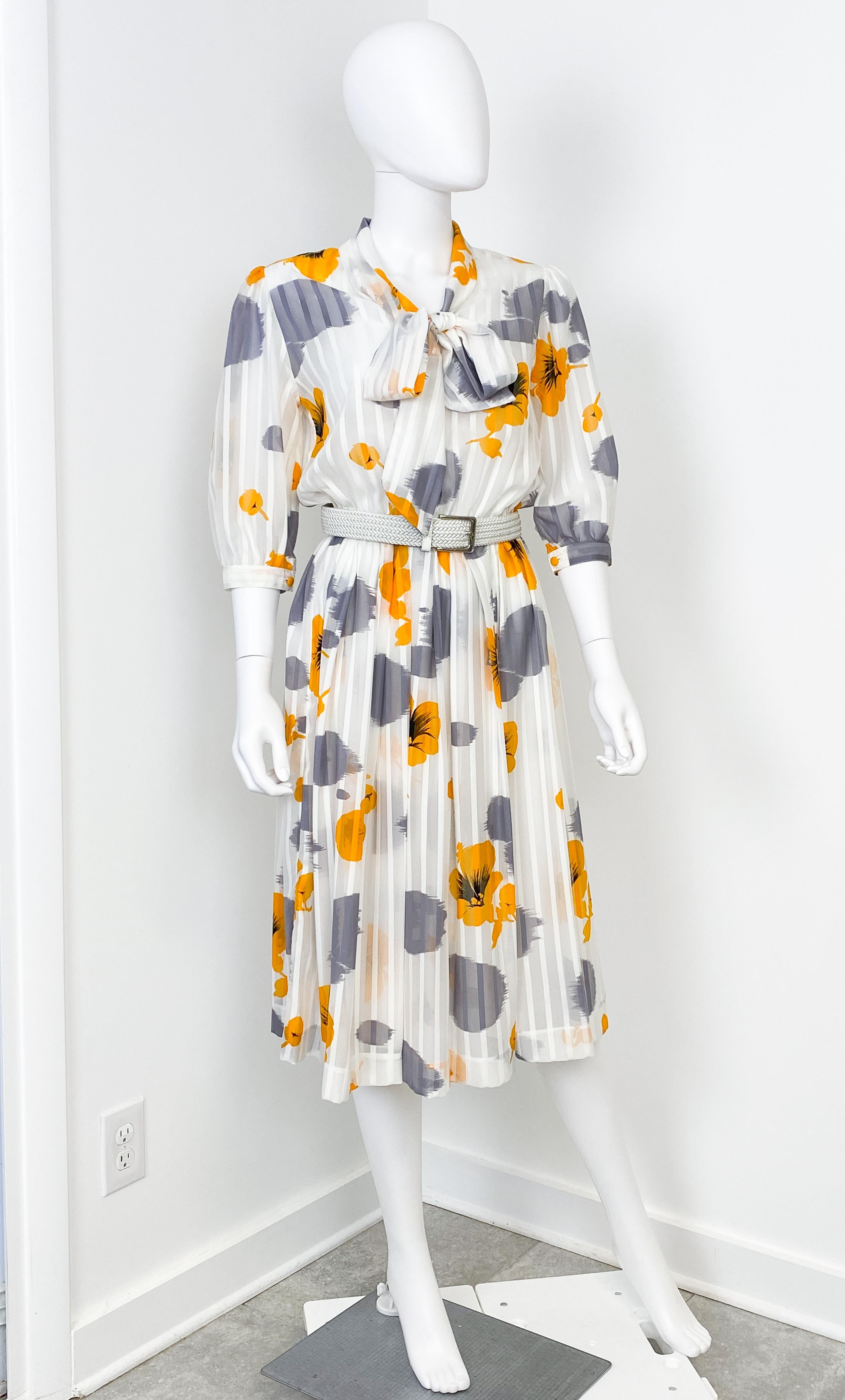 Robe Cheer Muslin des années 1970 avec imprimé de fleurs de coq jaunes Taille 8/10 Excellent état - En vente à Atlanta, GA