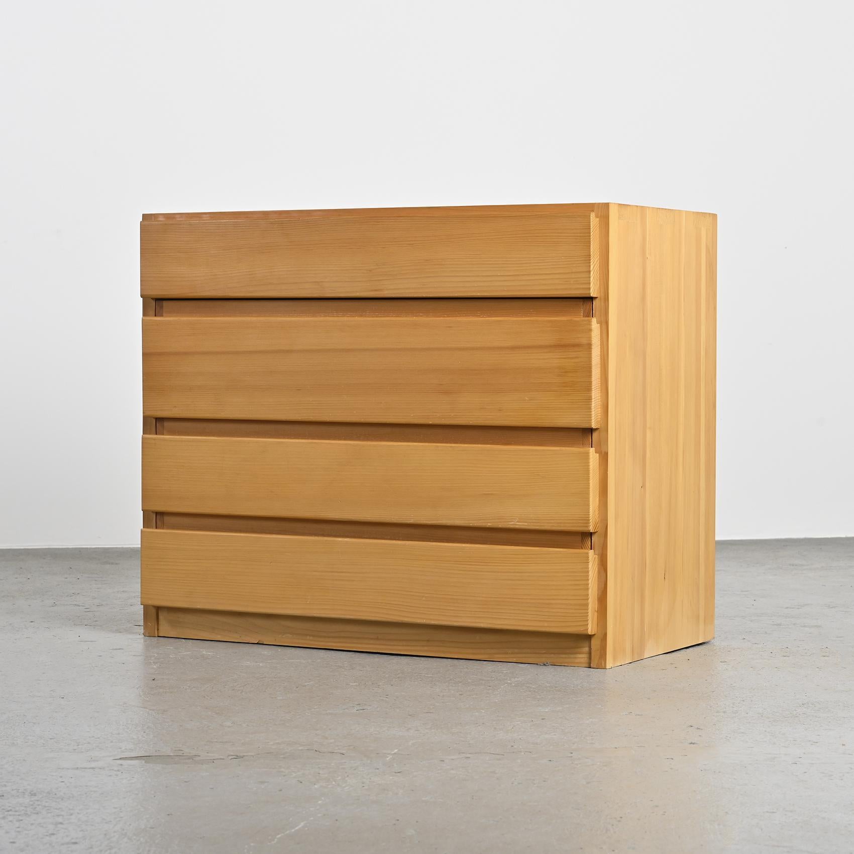 
Commode en orme massif de la collection Savoie, années 1970.  Avec ses quatre tiroirs, il offre un bel espace de rangement.

Bon état général, avec quelques traces d'utilisation et d'usure.

Fabricant : Maison Regain circa 1970.

Maison Regain's 