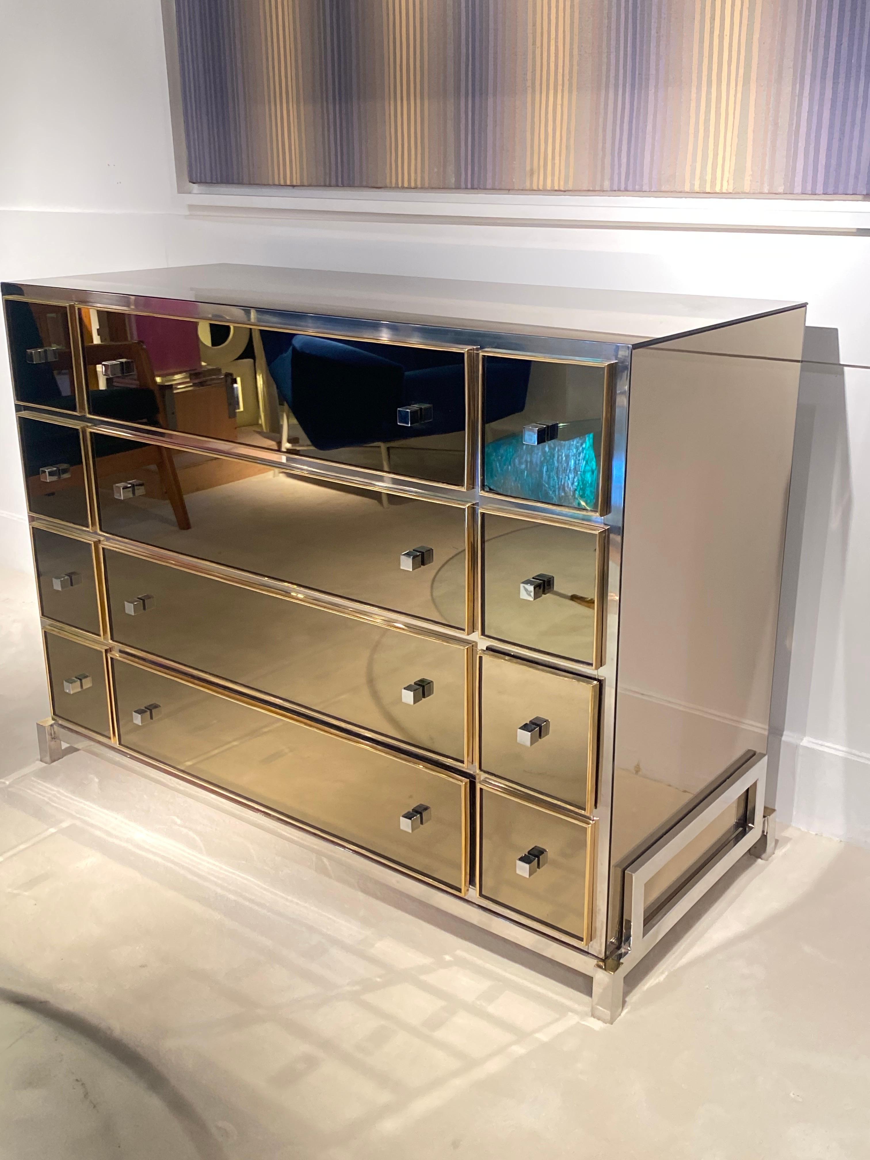 Michel Pigneres chest of drawers in brass ,chrome and mirror.
Twelve drawers framed with brass and Chromed Handel.
Excellent quality
Perfect condition
France circa 1970.
 