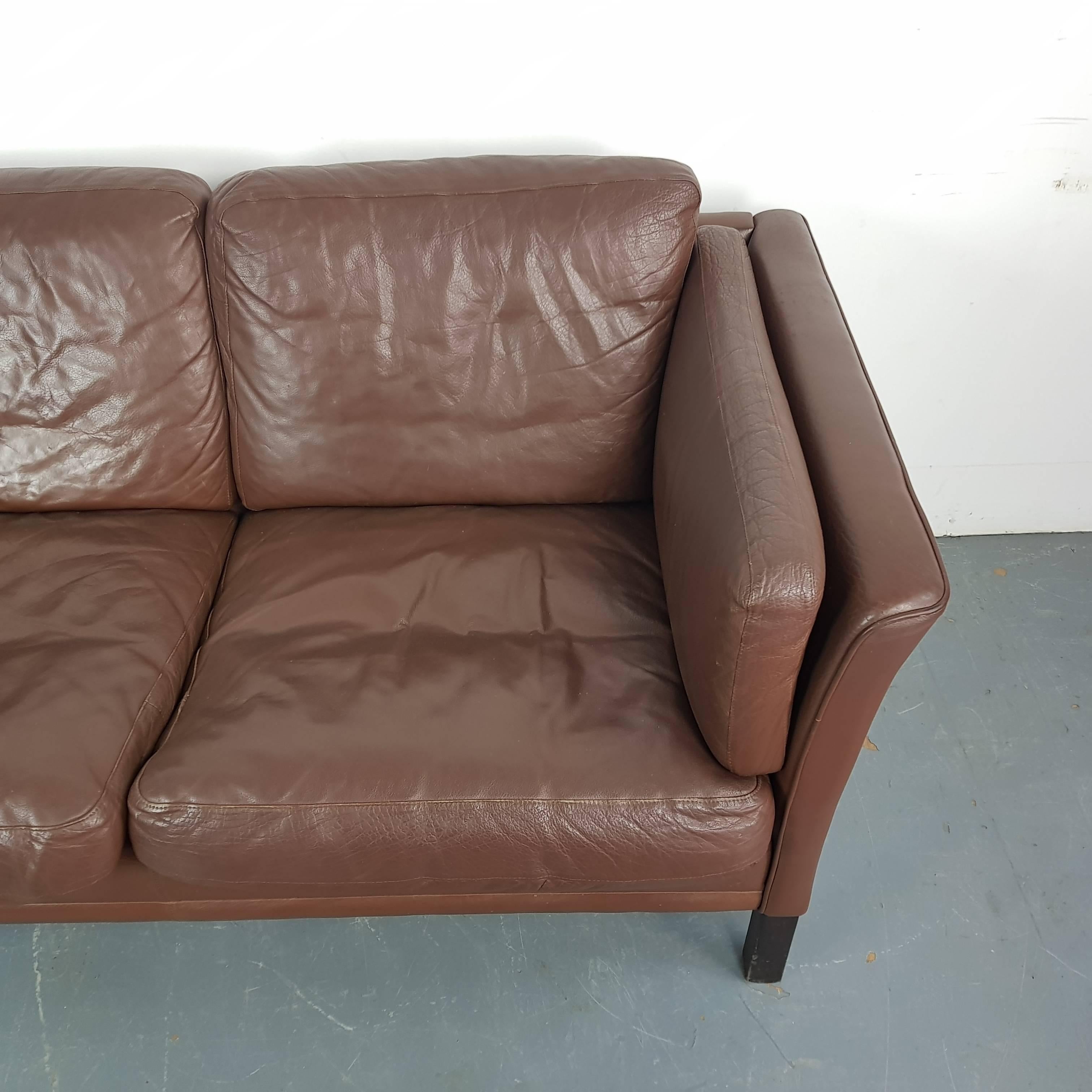 1970s Chestnut Brown Leather Mogensen Style Two-Seat Sofa In Good Condition For Sale In Lewes, East Sussex