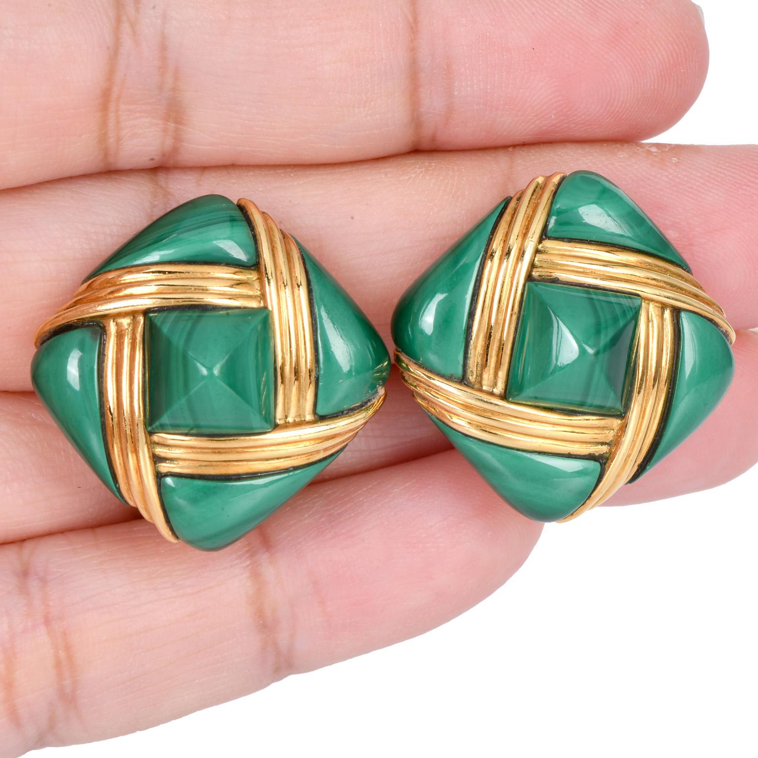 1970'S Chic Malachite 18K Gold Cushion  Clip-On Earrings In Excellent Condition For Sale In Miami, FL