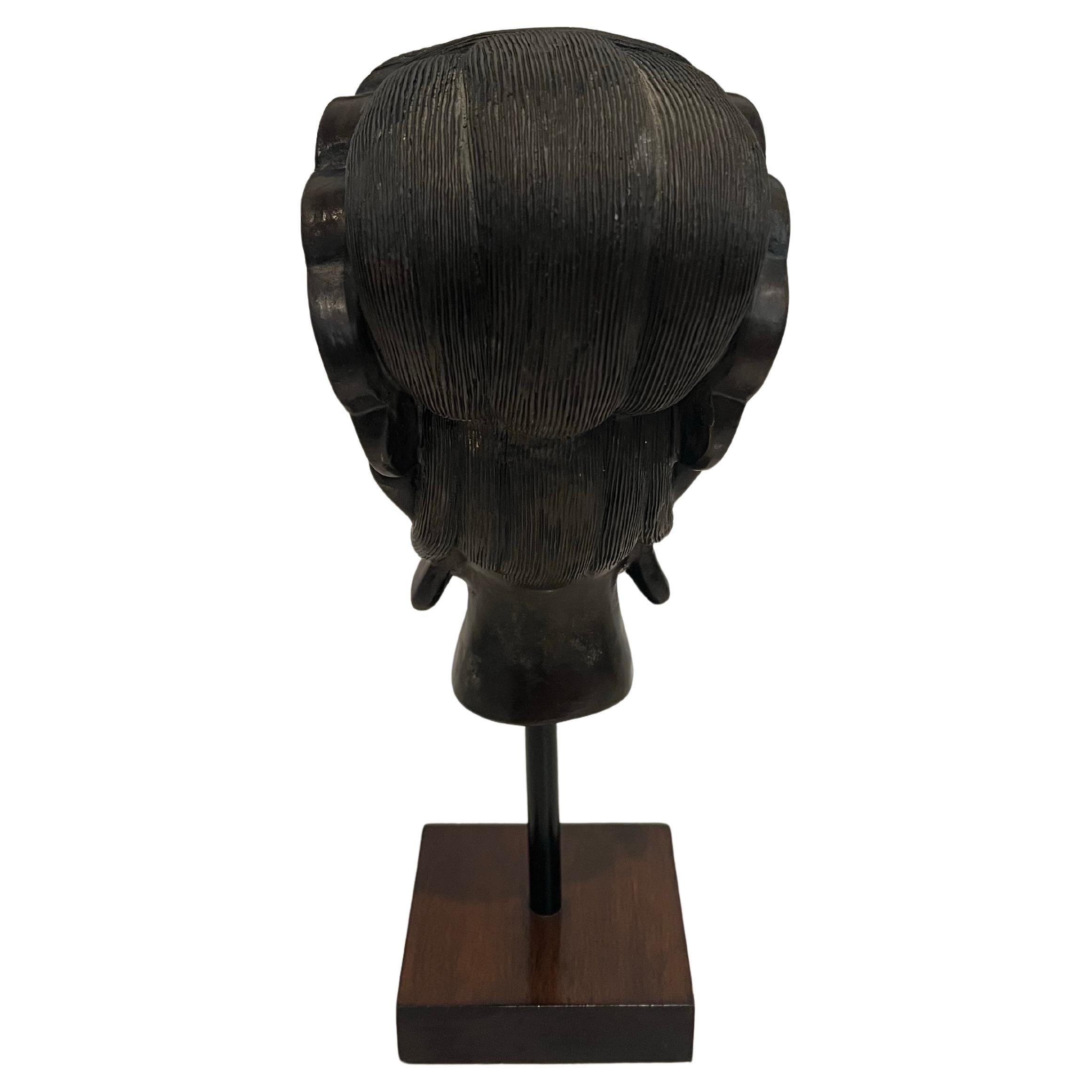 Scultura di testa in bronzo con piedistallo in noce, anni '70 circa, testa di buddha.