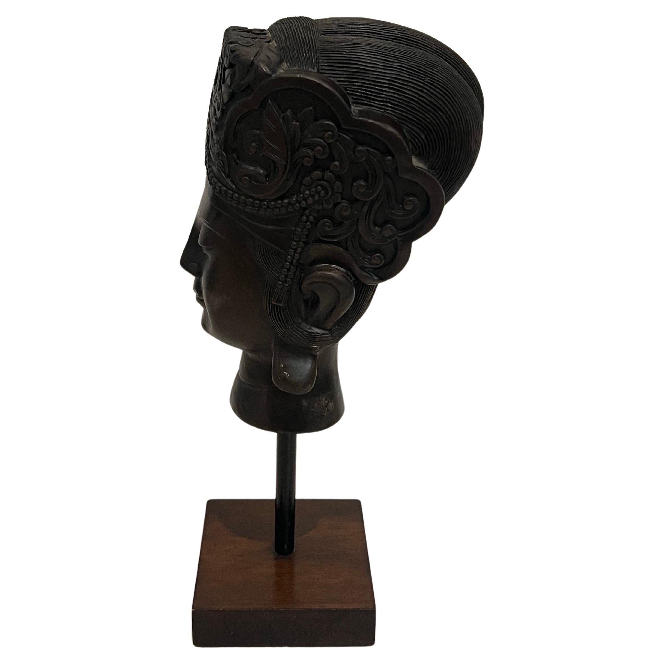 Anglo-indiano Scultura in bronzo cinese del 1970 con testa di Buddha e base in noce su piedistallo in vendita