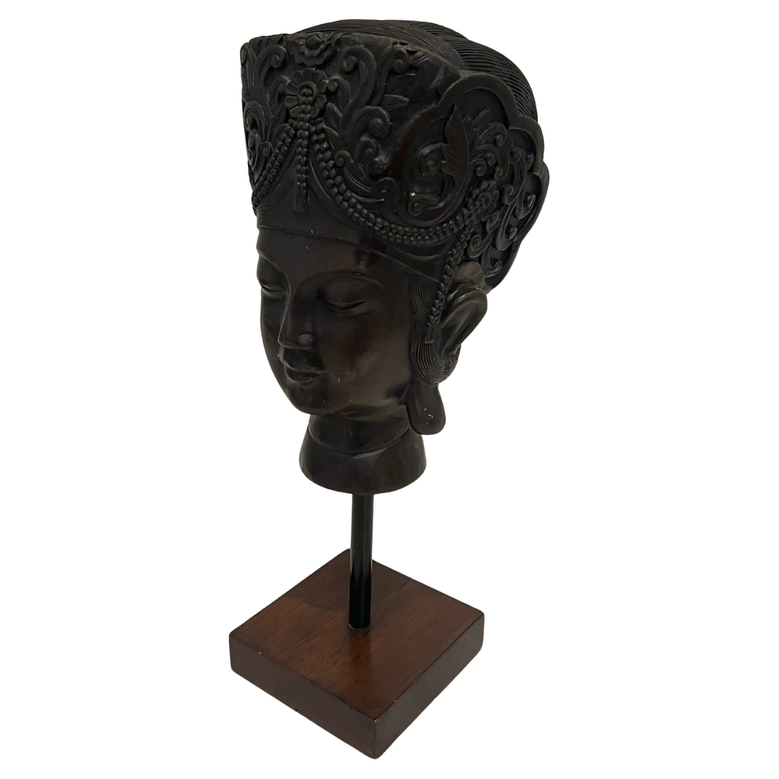 Cinese Scultura in bronzo cinese del 1970 con testa di Buddha e base in noce su piedistallo in vendita