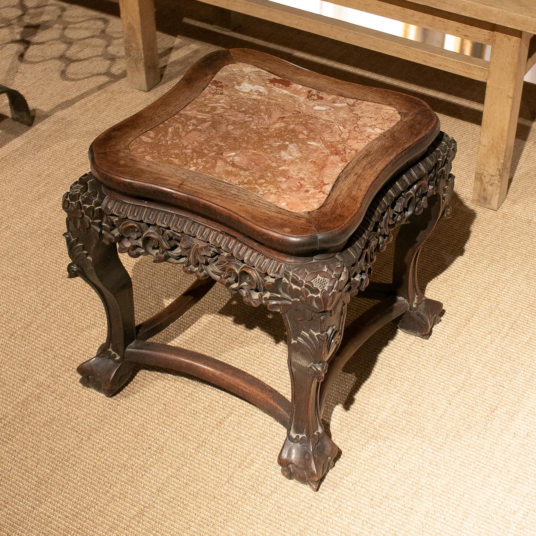 1970s Chinese Hand Carved Ornate Mahogany Table with Marble Top In Good Condition In Marbella, ES