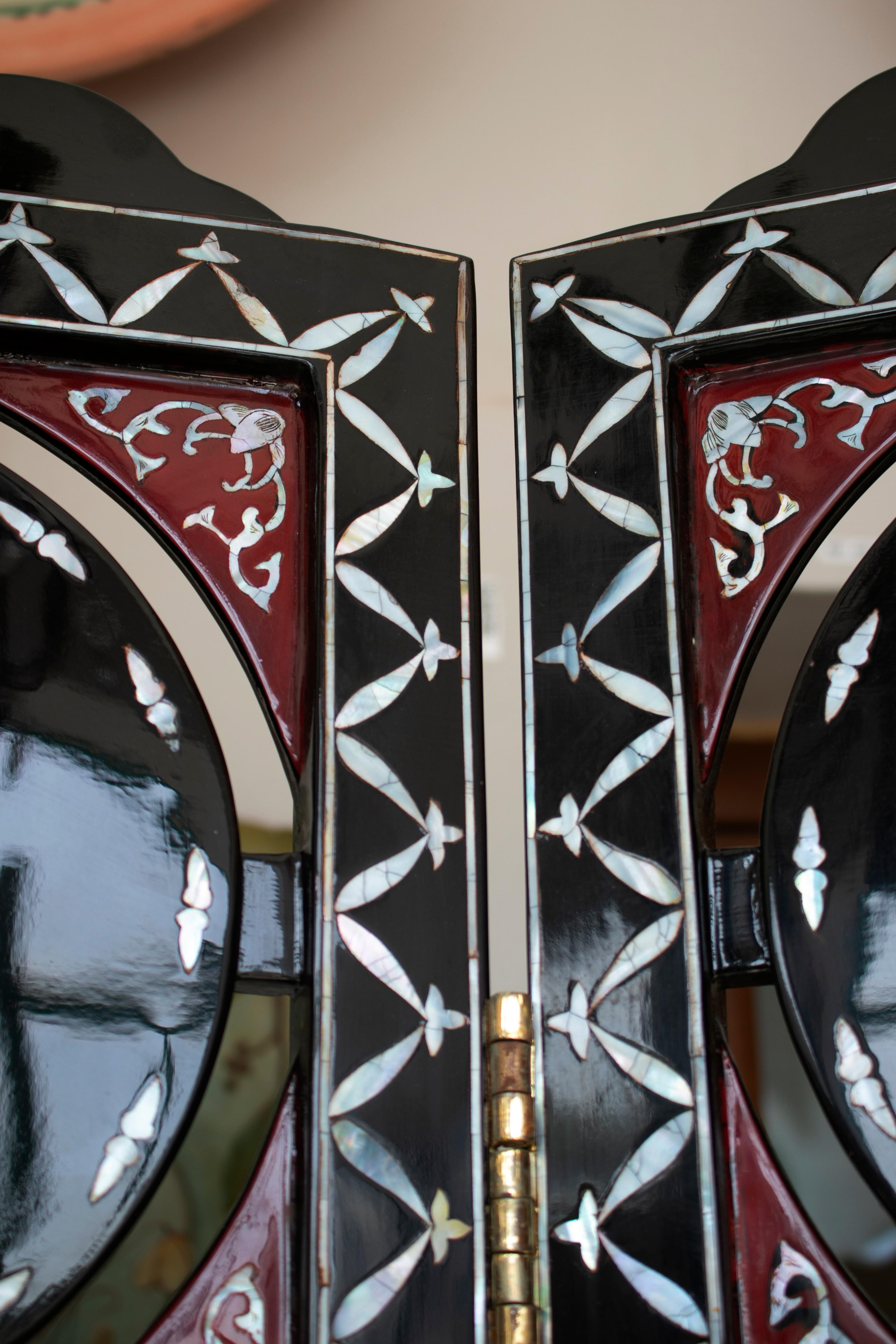 1970s Chinese Lacquered Folding Screen with Nacre Inlay Asian Motifs For Sale 4