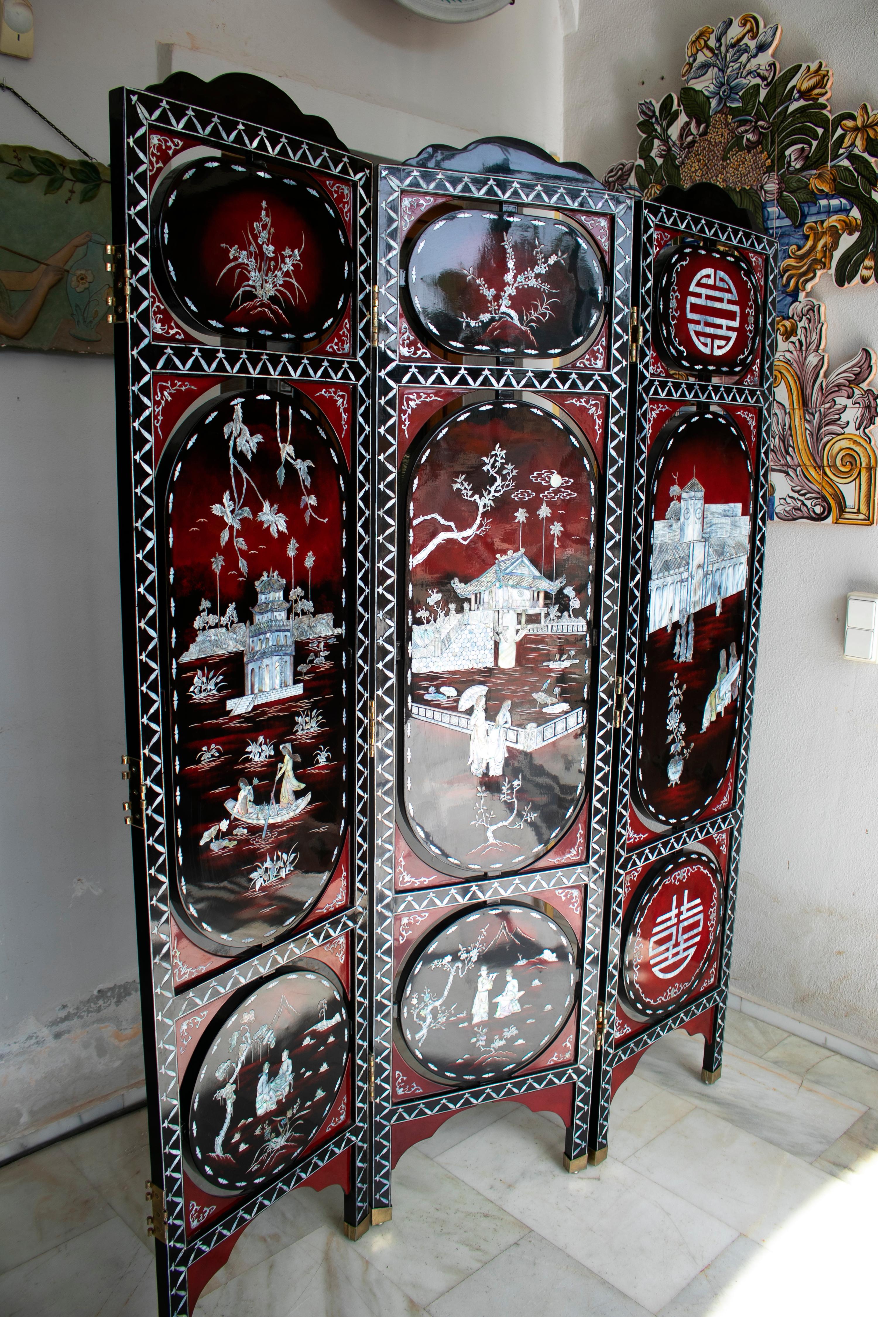 1970s Chinese Lacquered Folding Screen with Nacre Inlay Asian Motifs For Sale 7