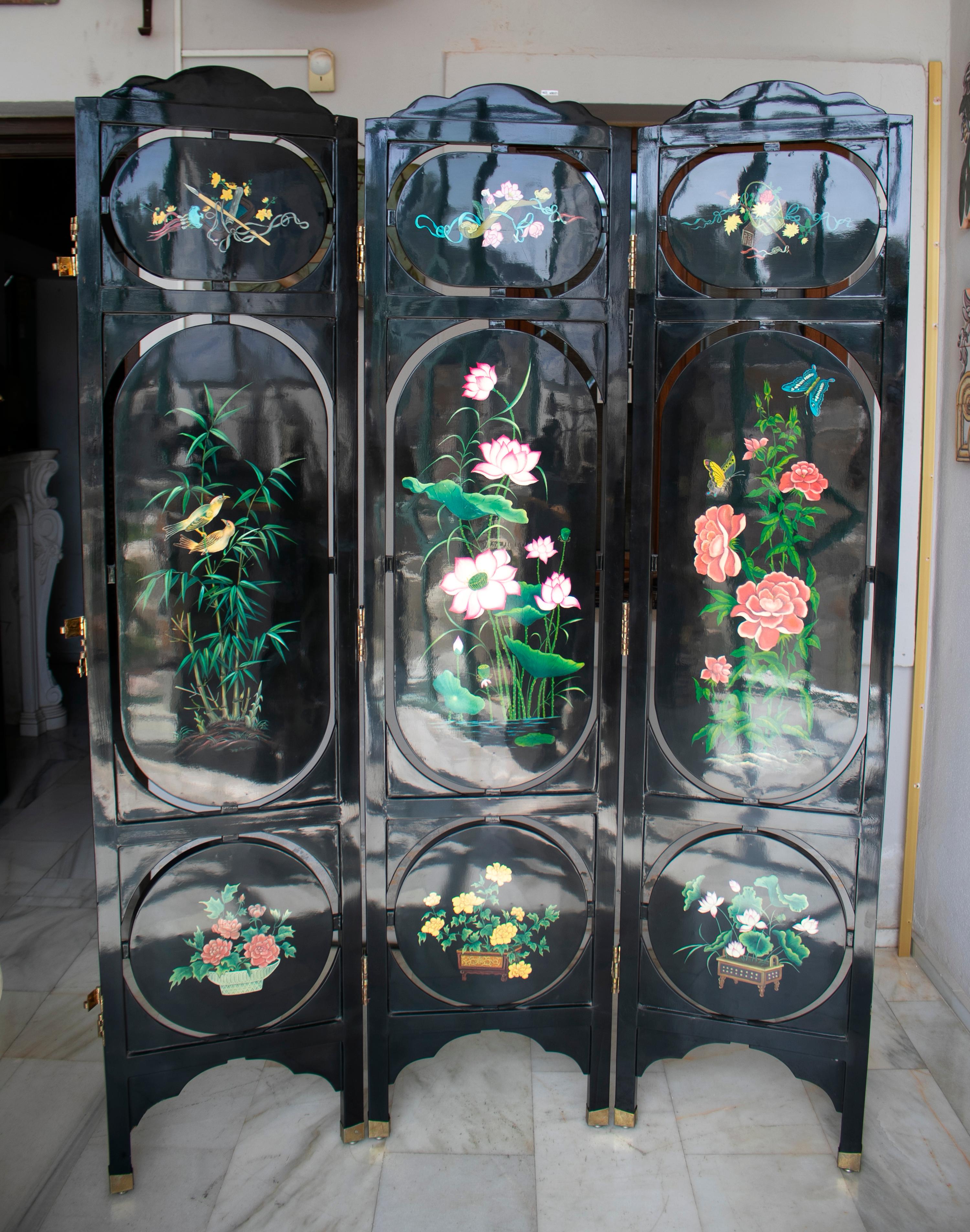 1970s Chinese Lacquered Folding Screen with Nacre Inlay Asian Motifs For Sale 8