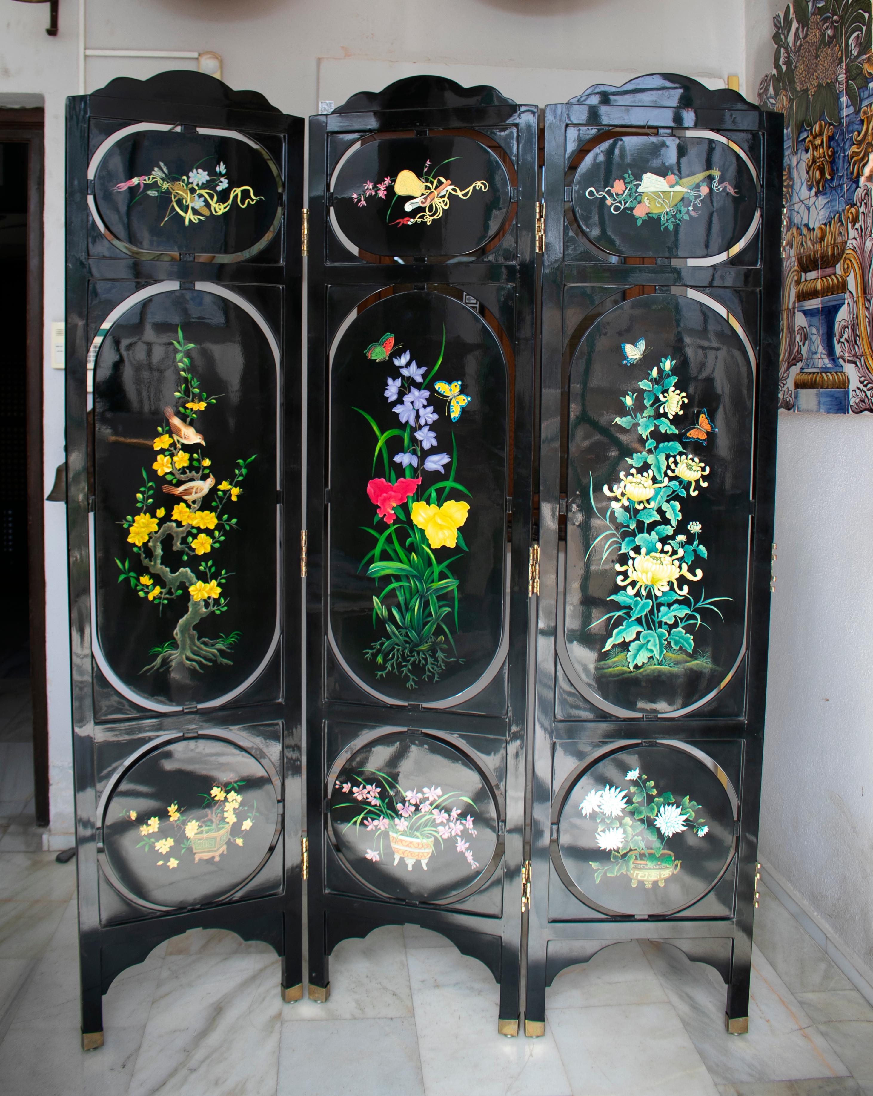 1970s Chinese Lacquered Folding Screen with Nacre Inlay Asian Motifs For Sale 8