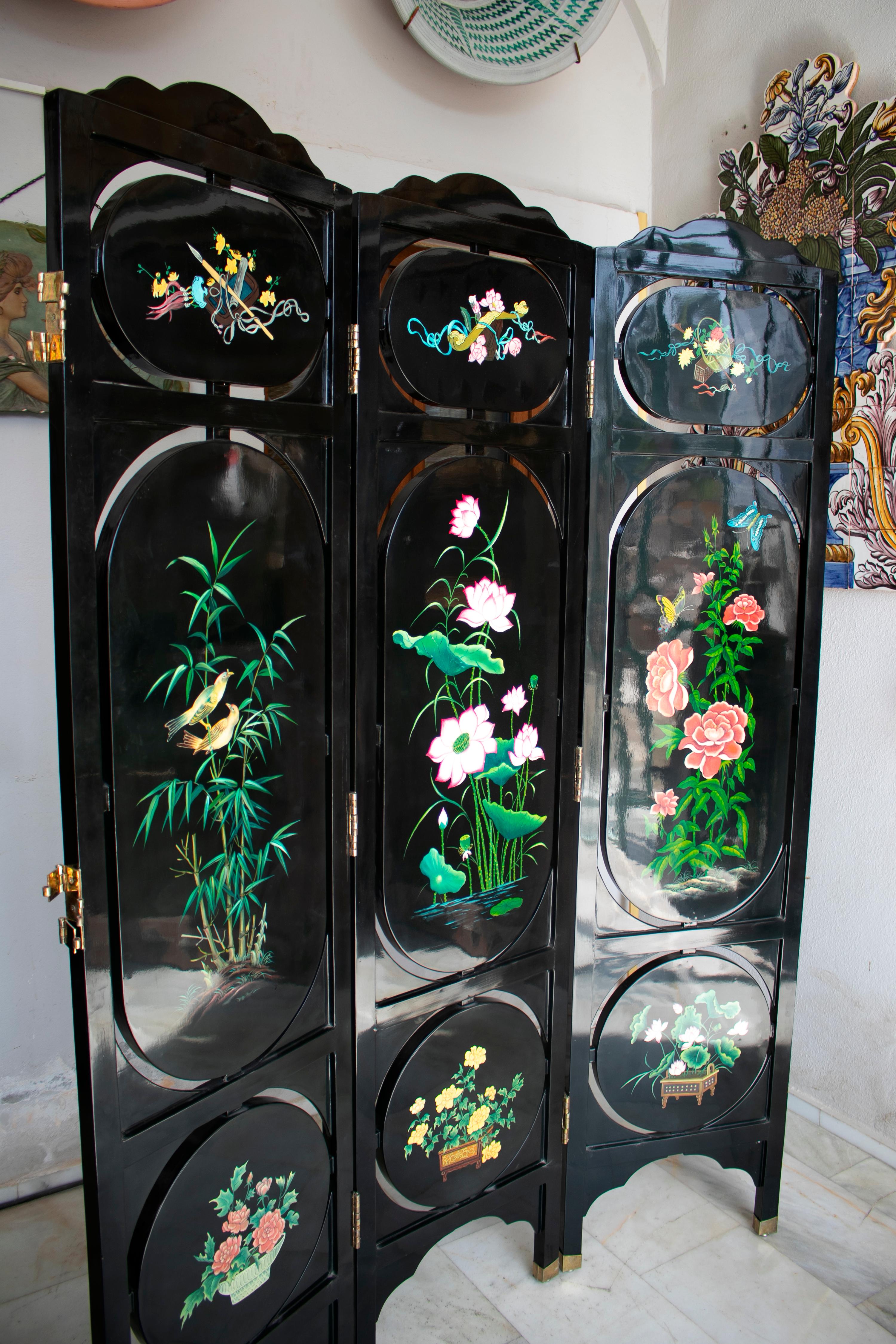 1970s Chinese Lacquered Folding Screen with Nacre Inlay Asian Motifs For Sale 9