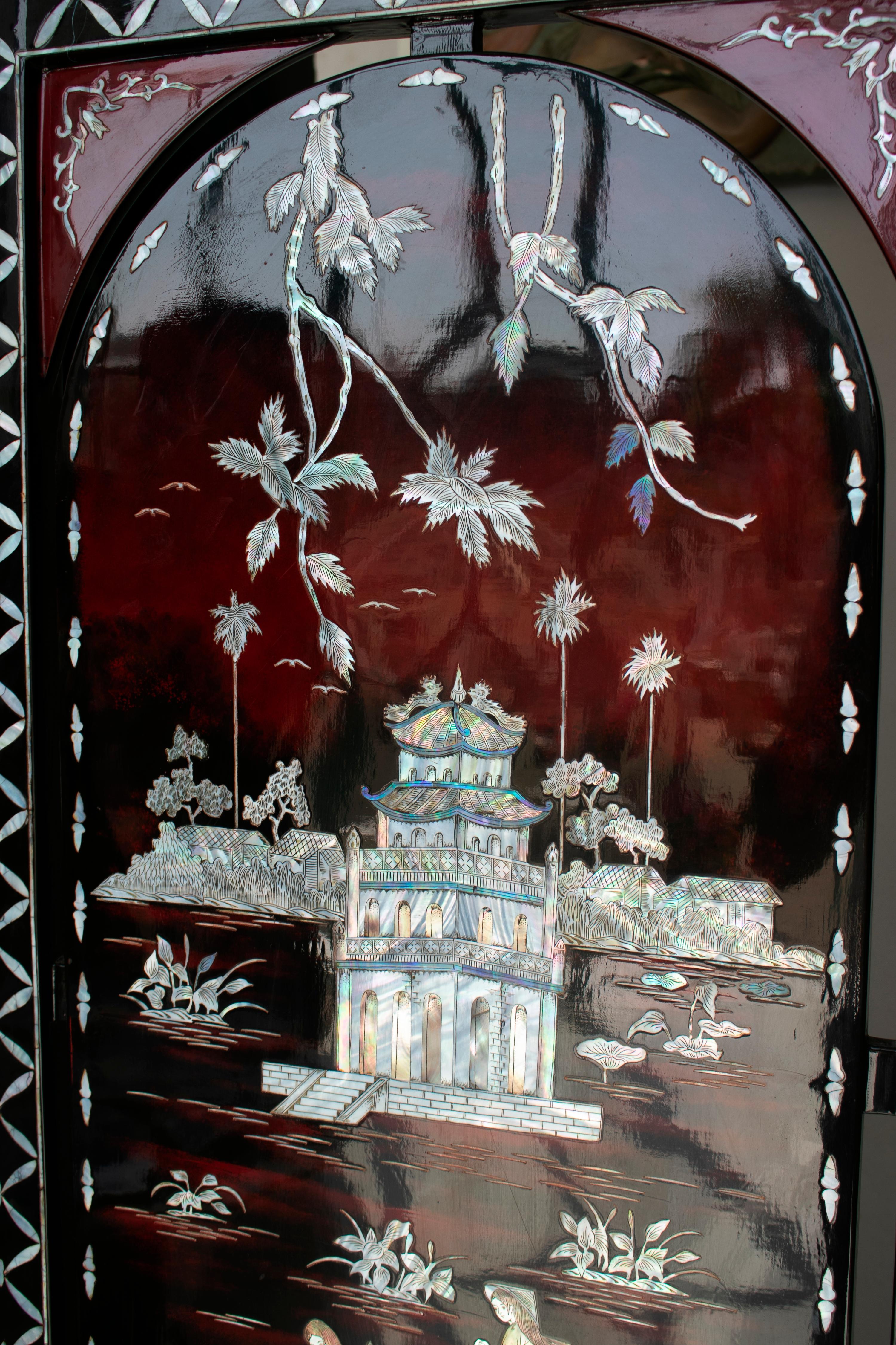 20th Century 1970s Chinese Lacquered Folding Screen with Nacre Inlay Asian Motifs For Sale
