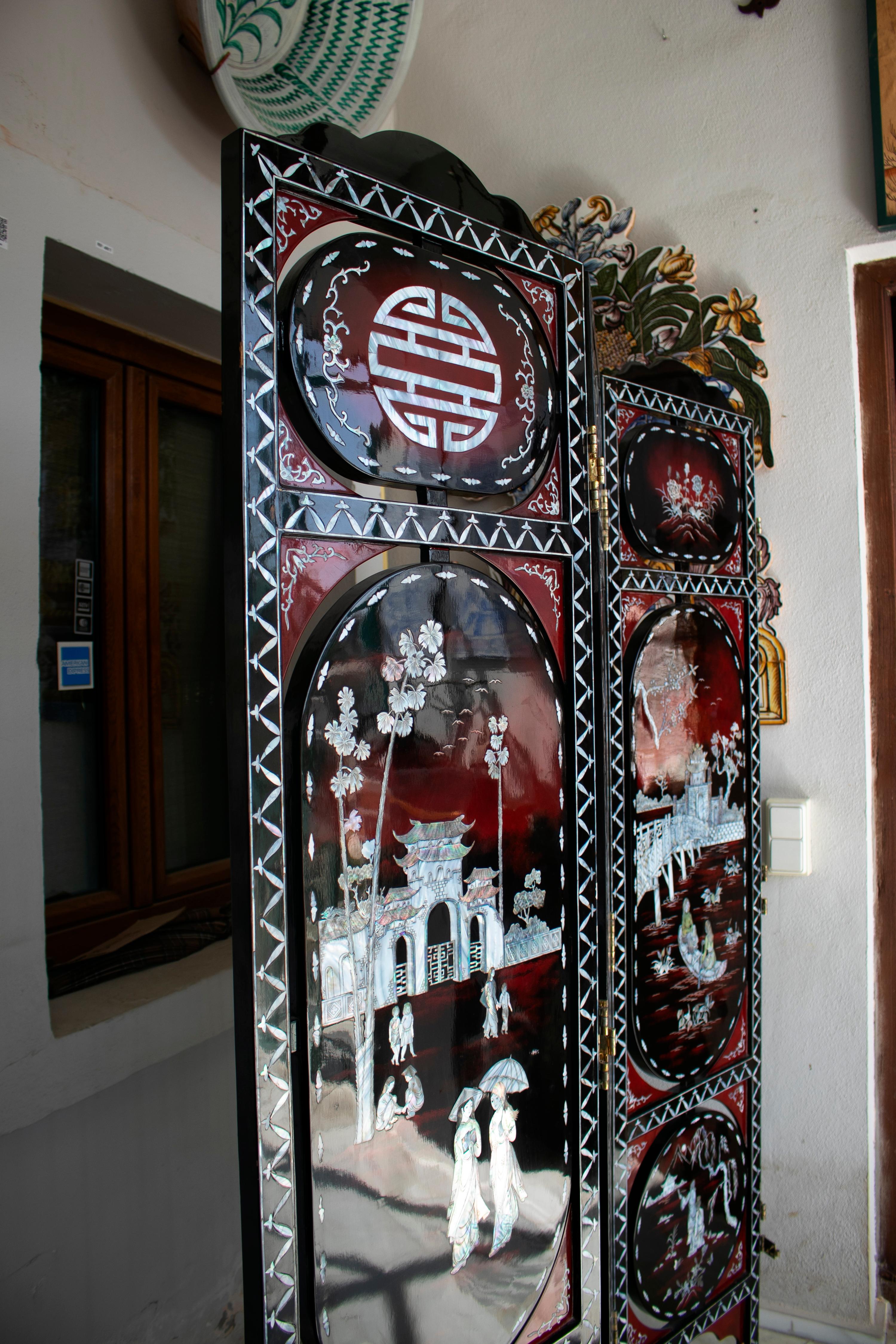 1970s Chinese Lacquered Folding Screen with Nacre Inlay Asian Motifs For Sale 2