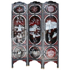 Vintage 1970s Chinese Lacquered Folding Screen with Nacre Inlay Asian Motifs