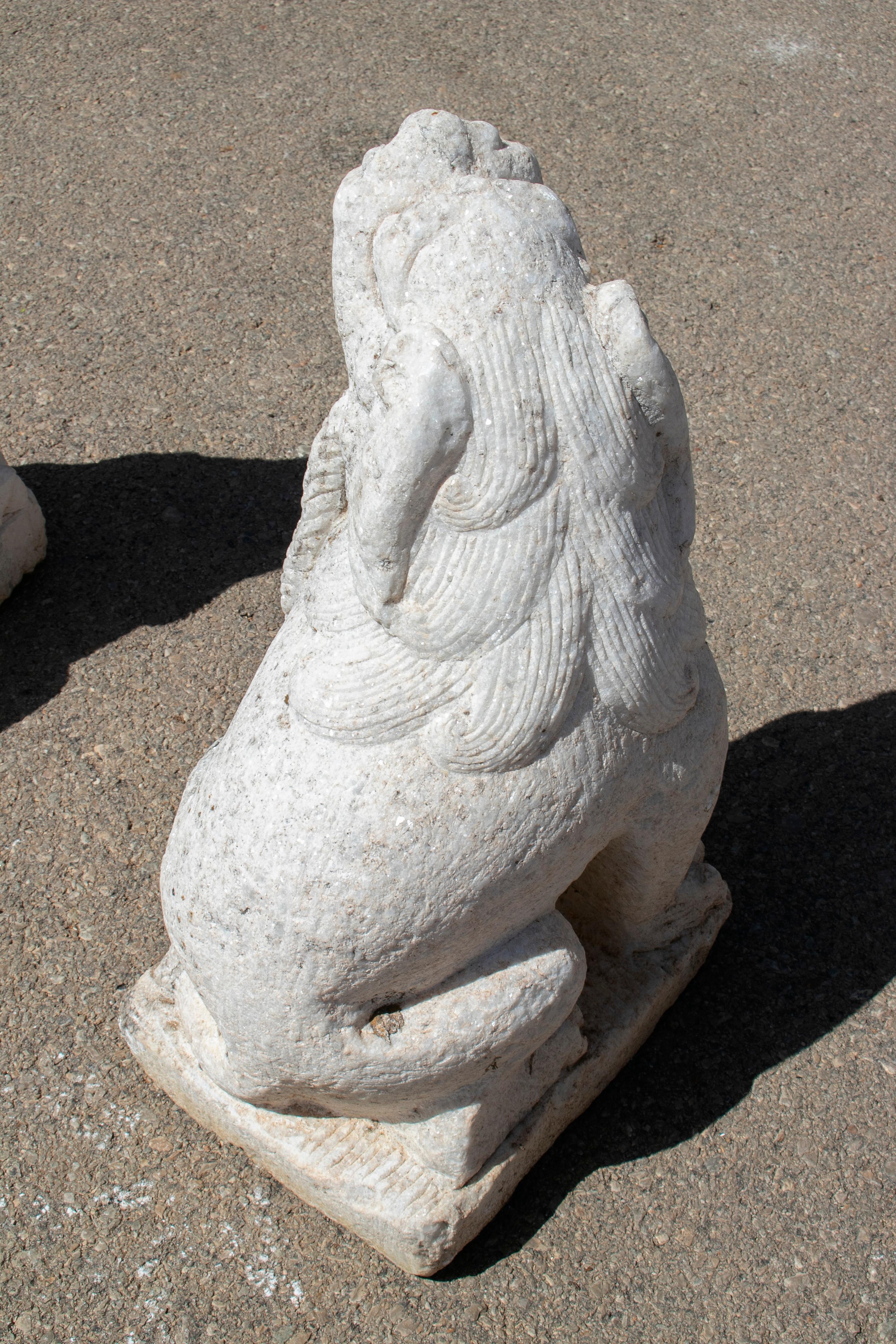 1970s Chinese Pair of Hand Carved White Marble Lions In Good Condition For Sale In Marbella, ES