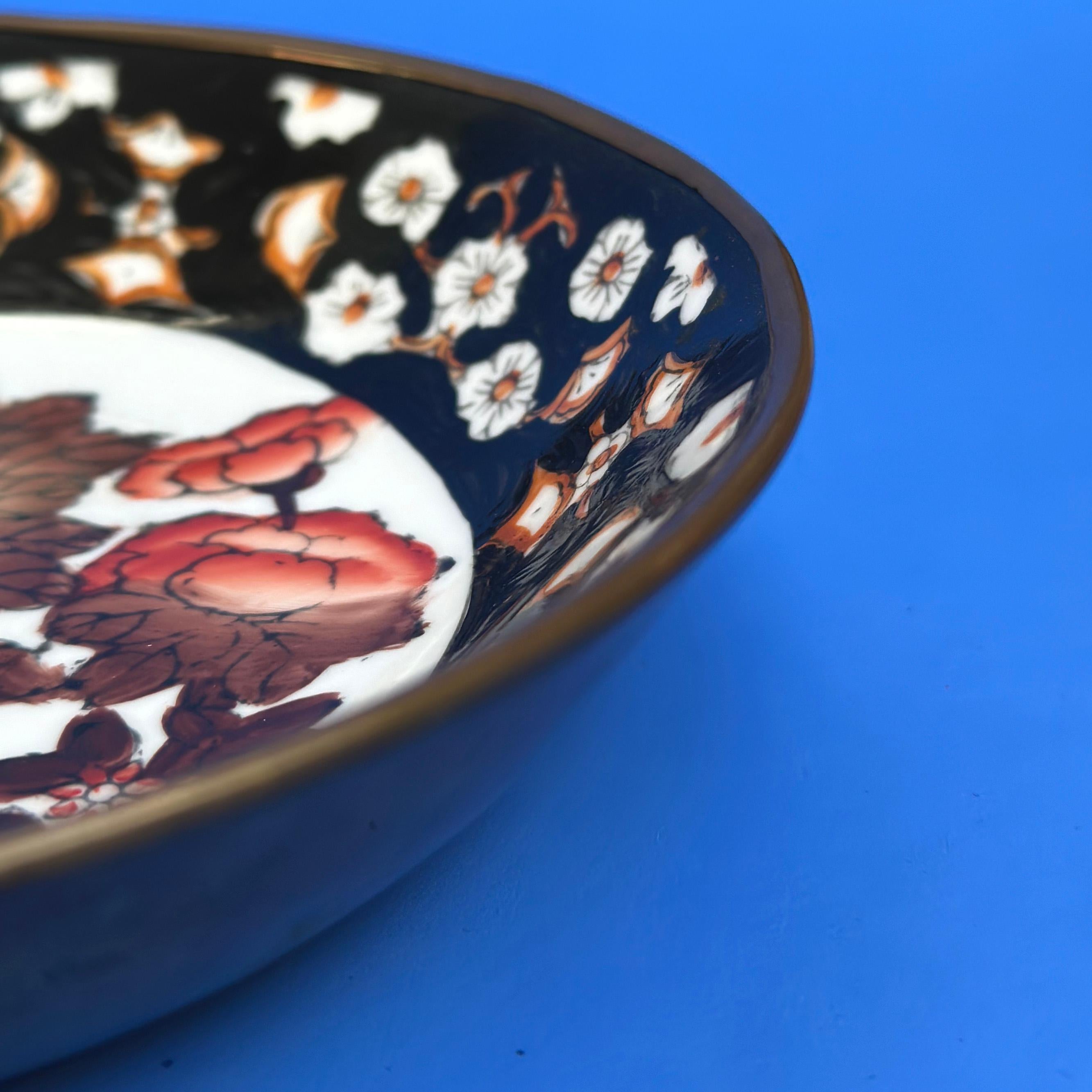 Vernissé Assiette murale décorative japonaise en porcelaine et laiton, vers les années 1970 par ACF  en vente