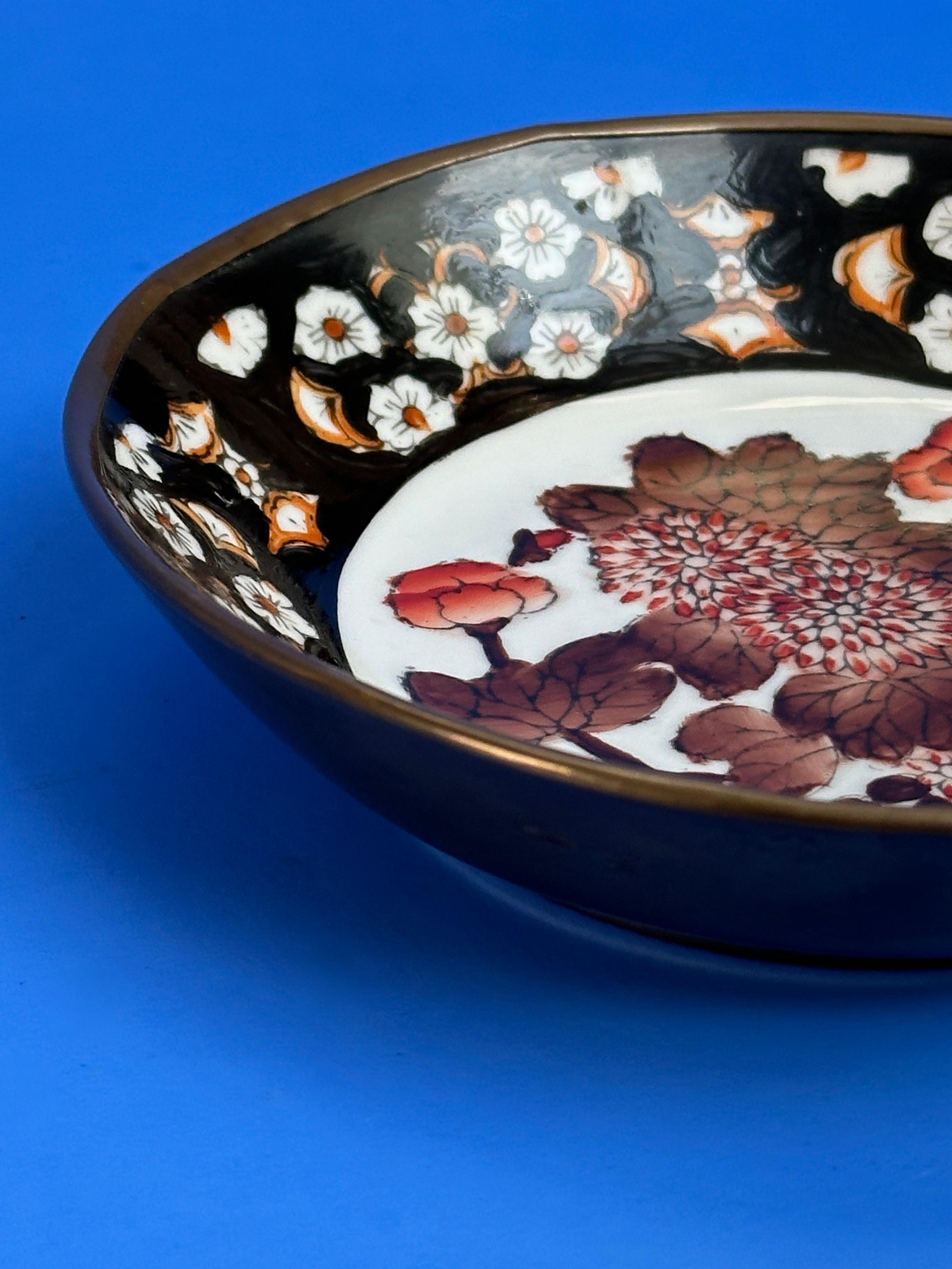 Japanischer dekorativer Wandteller aus Porzellan und Messing – ca. 1970er Jahre – ACF  im Angebot 1