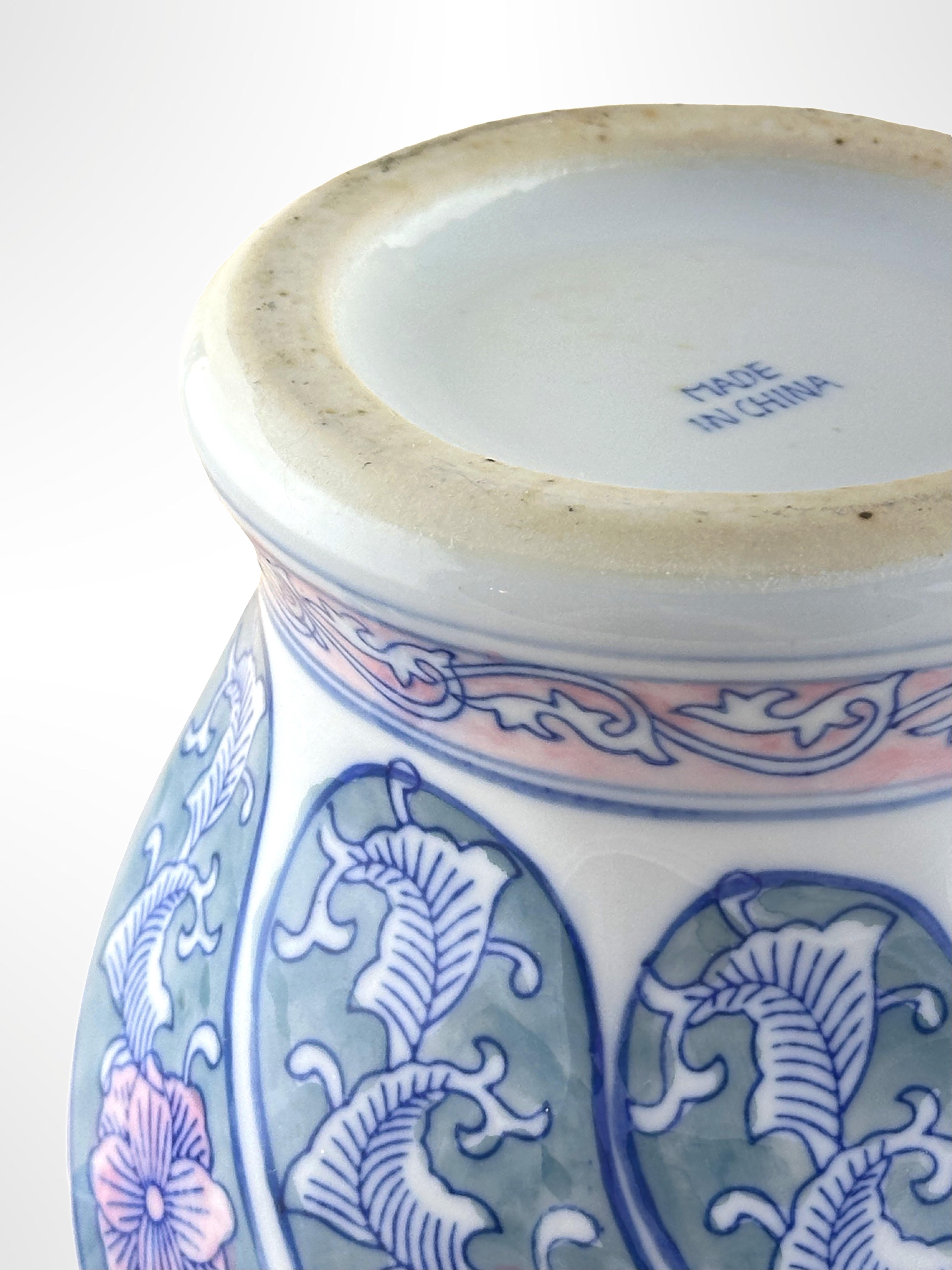 VIntage Chinese Temple Jar with Pastel Toned Famille Vert Decoration In Good Condition For Sale In Glasgow, GB