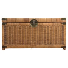 1970er Jahre Chinoiserie handgeflochtene Wicker Trunk oder Blanket Chest mit Messing Hardware