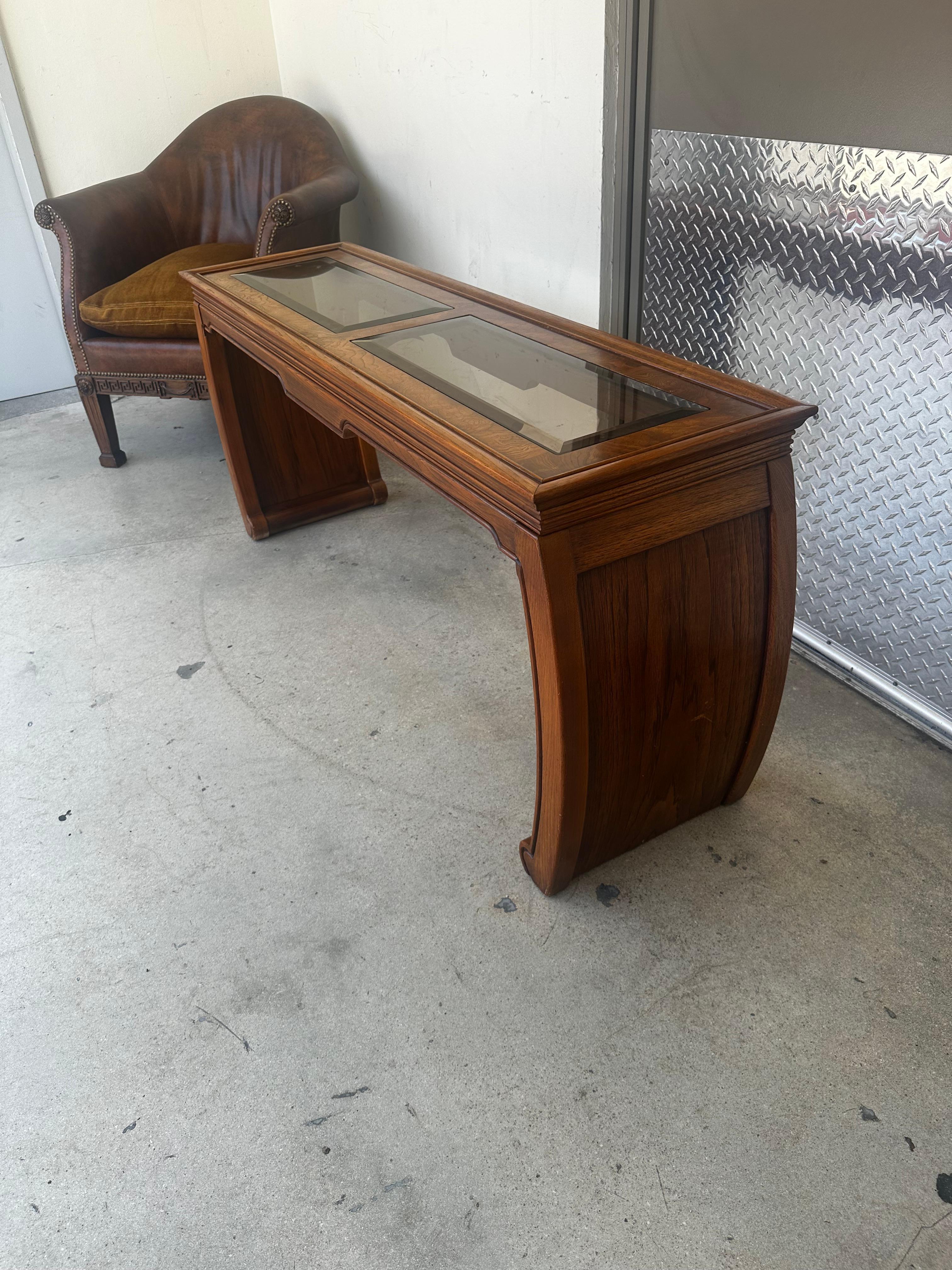 1970s Chinoiserie Pergamino Estilo Ming Madera Cristal Consola Mesa Nido Taburetes en venta 6