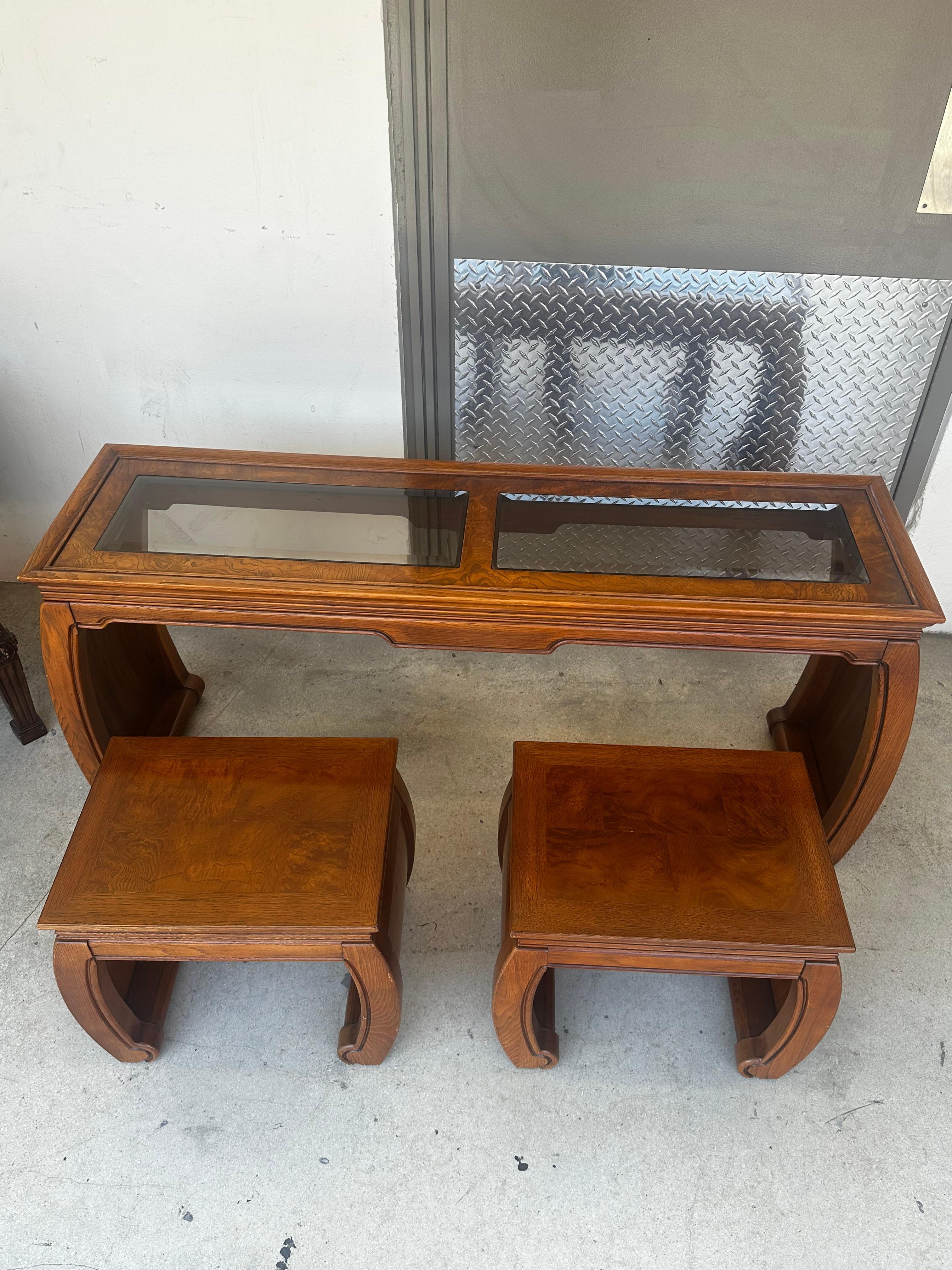1970s Chinoiserie Pergamino Estilo Ming Madera Cristal Consola Mesa Nido Taburetes Estadounidense en venta