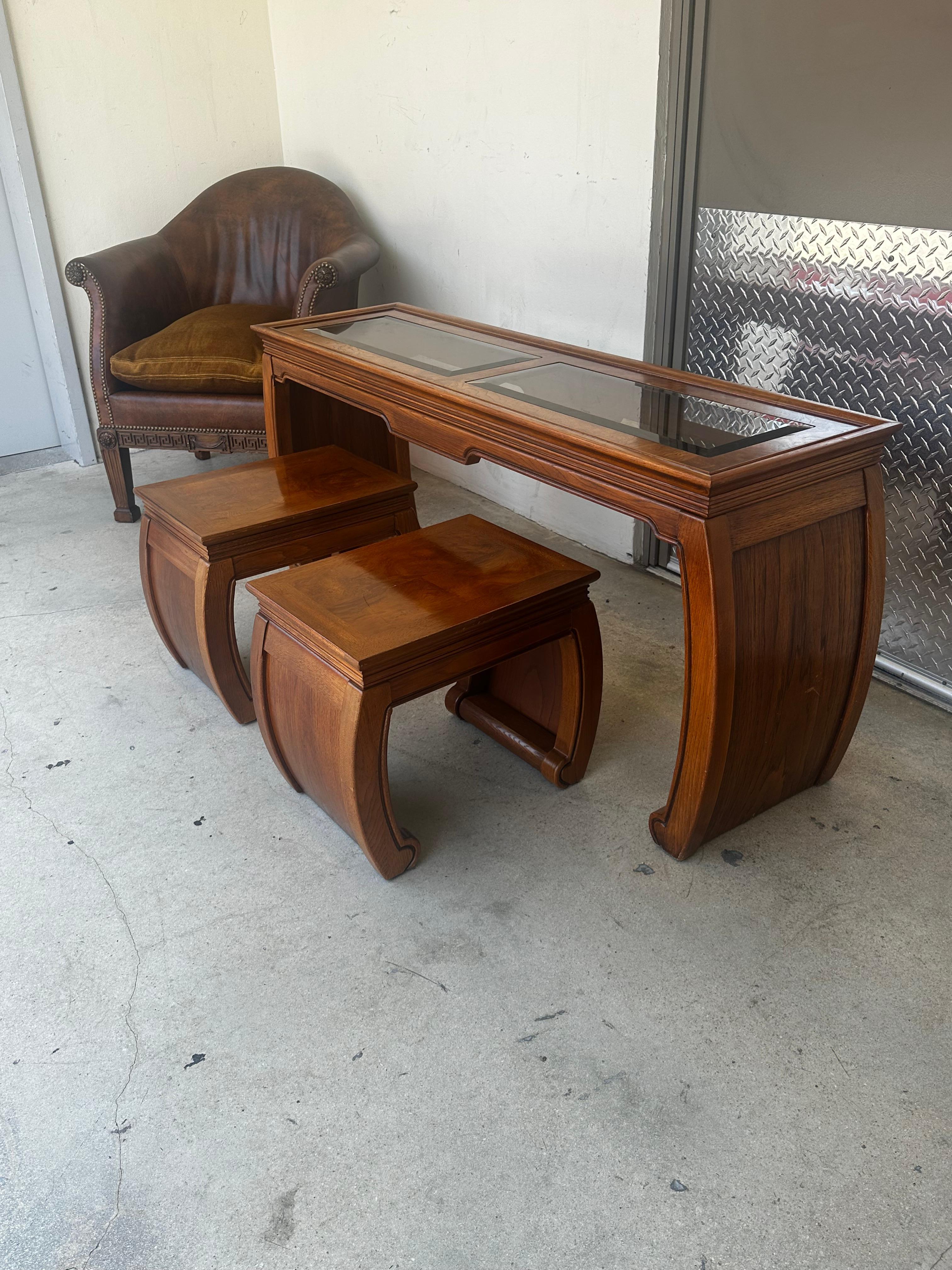 1970s Chinoiserie Pergamino Estilo Ming Madera Cristal Consola Mesa Nido Taburetes finales del siglo XX en venta