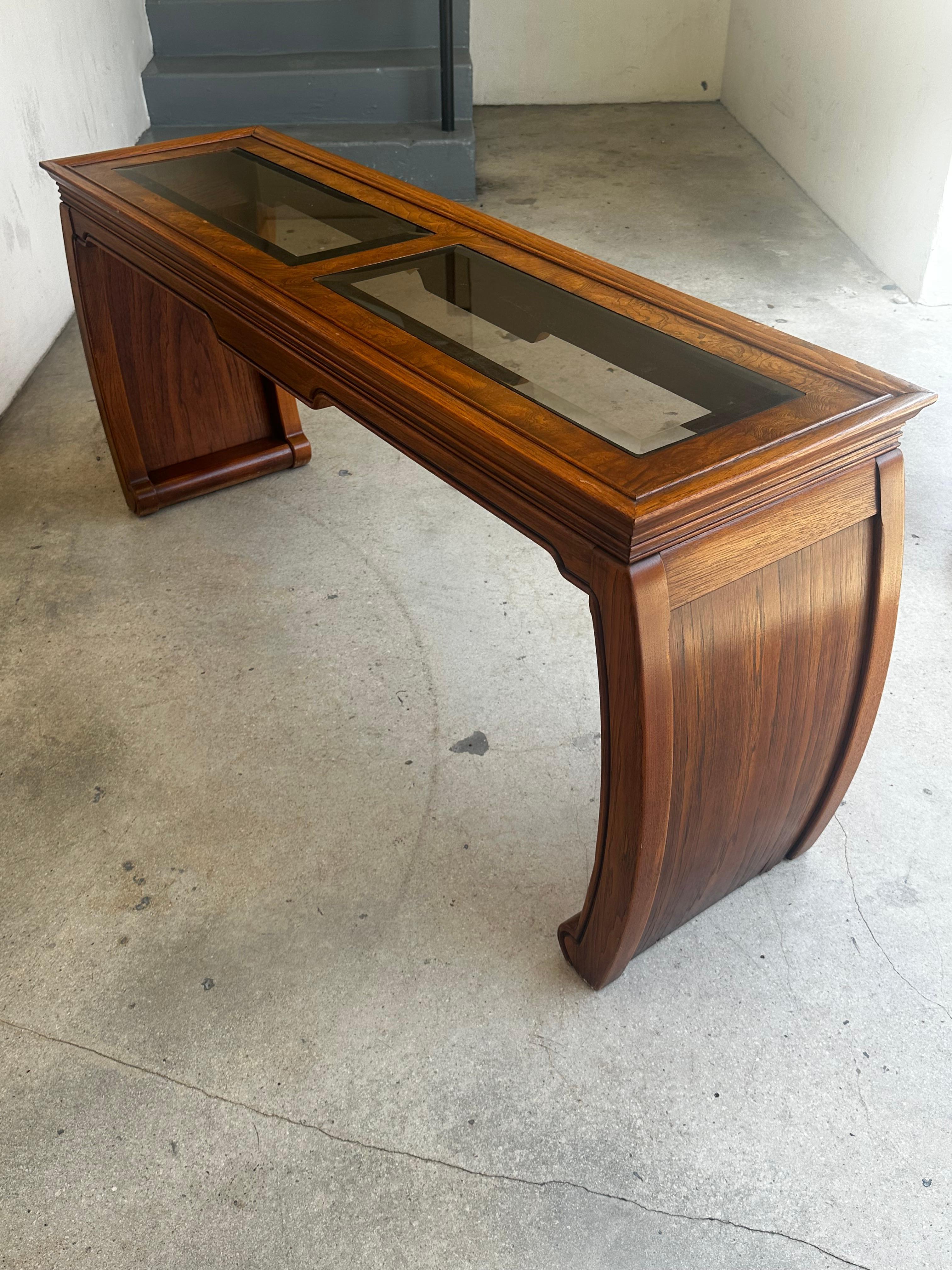 1970s Chinoiserie Pergamino Estilo Ming Madera Cristal Consola Mesa Nido Taburetes en venta 1