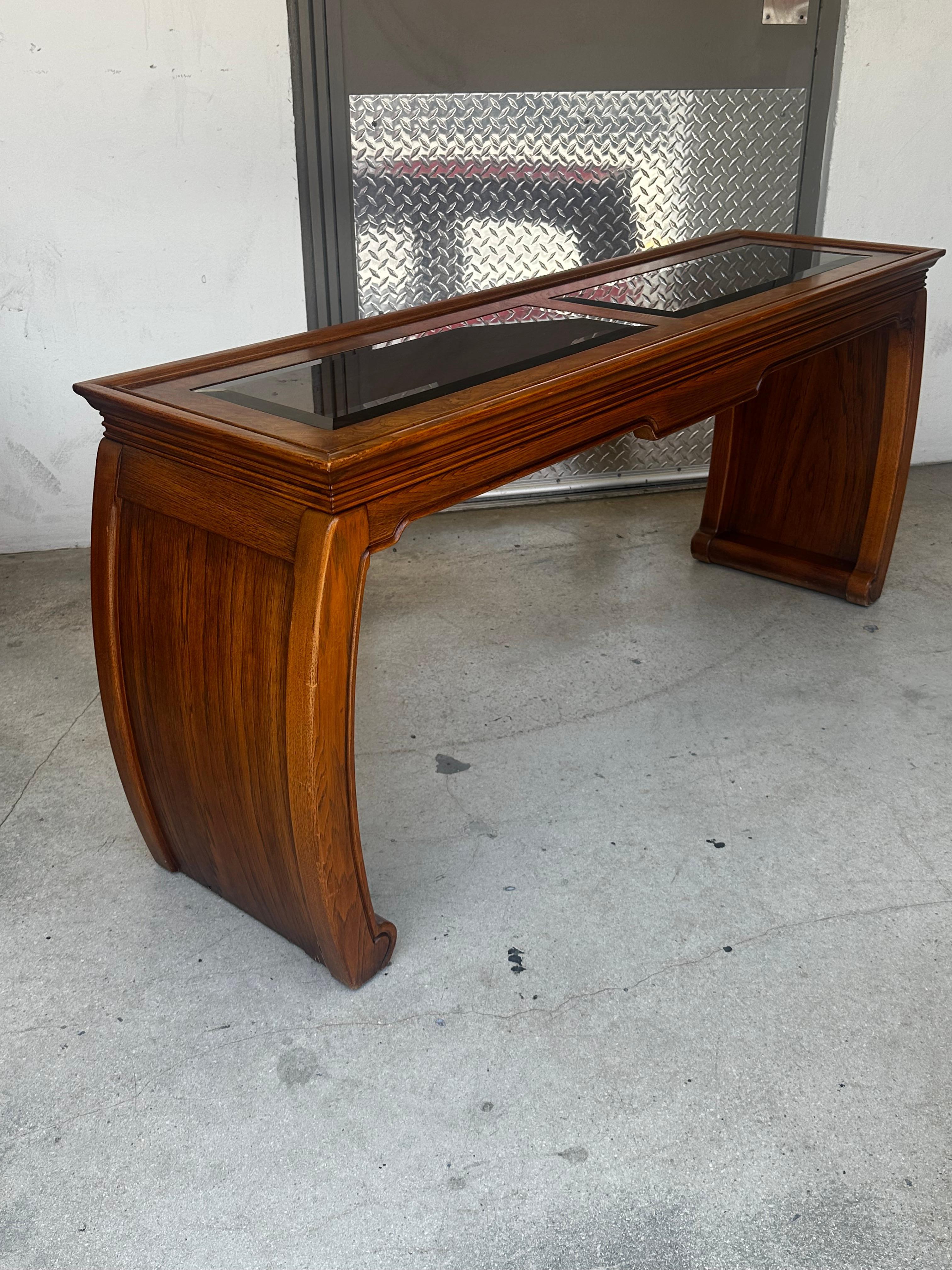 1970s Chinoiserie Pergamino Estilo Ming Madera Cristal Consola Mesa Nido Taburetes en venta 2