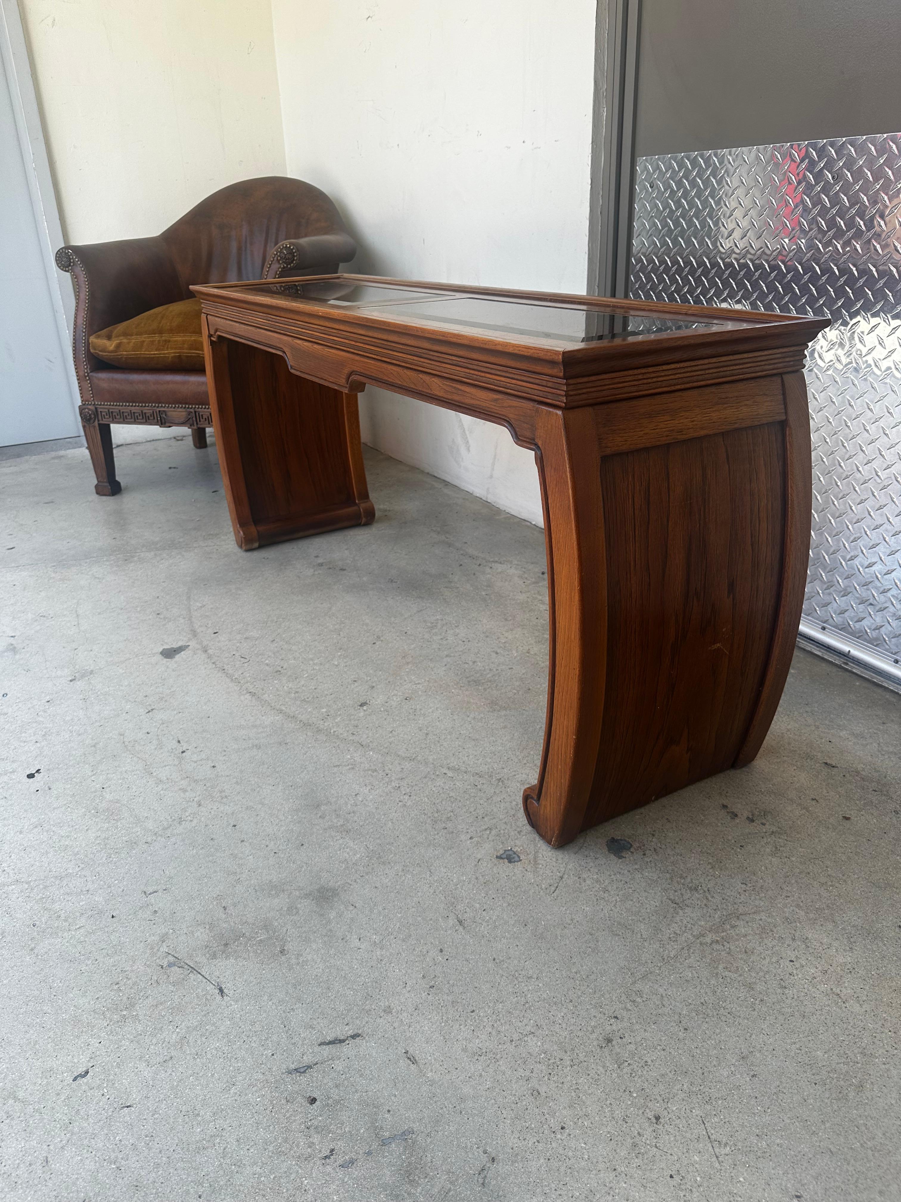 1970s Chinoiserie Pergamino Estilo Ming Madera Cristal Consola Mesa Nido Taburetes en venta 3