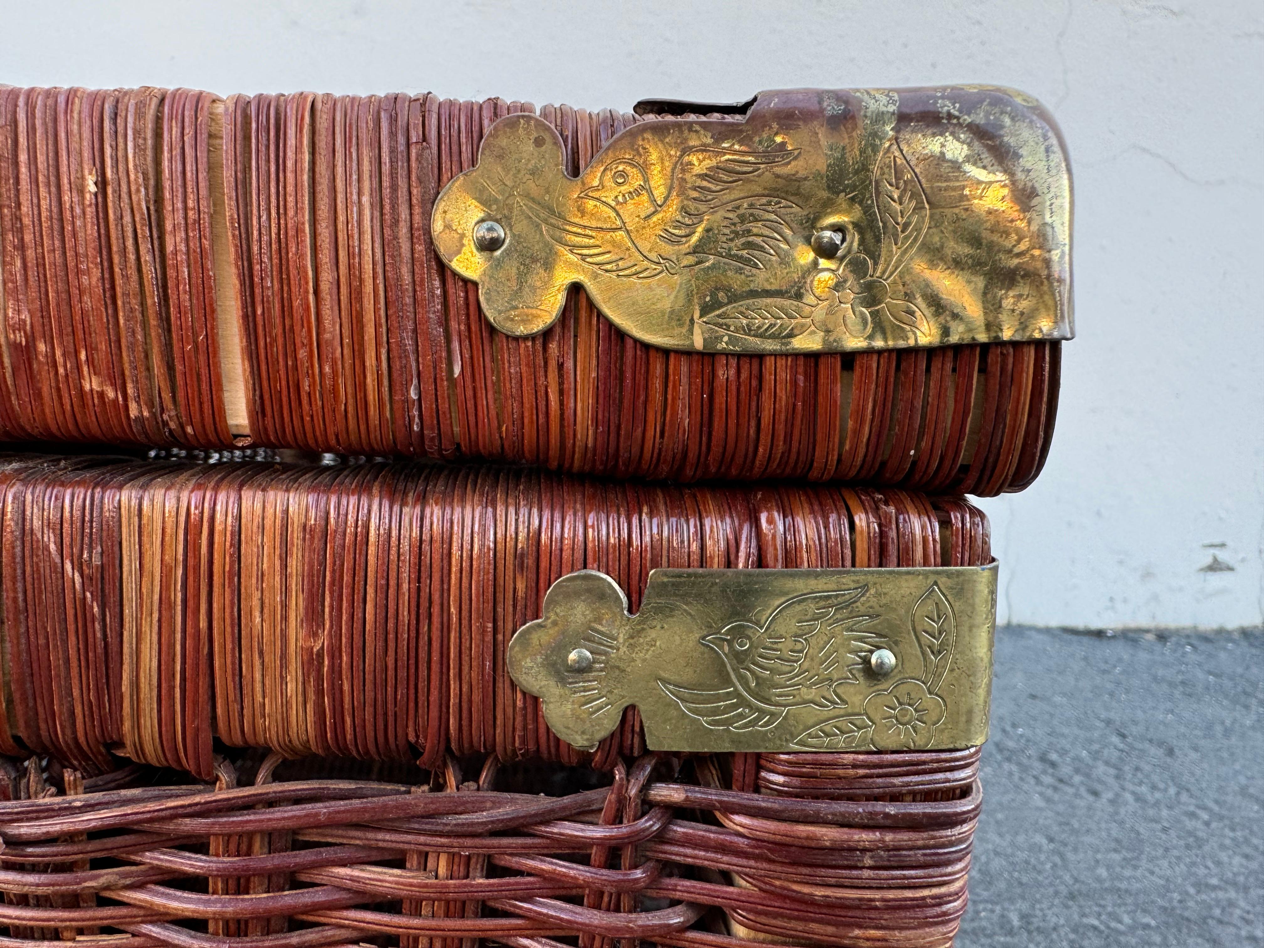 Cassapanca Chinoiserie anni '70 in rattan con accenti in ottone in vendita 4