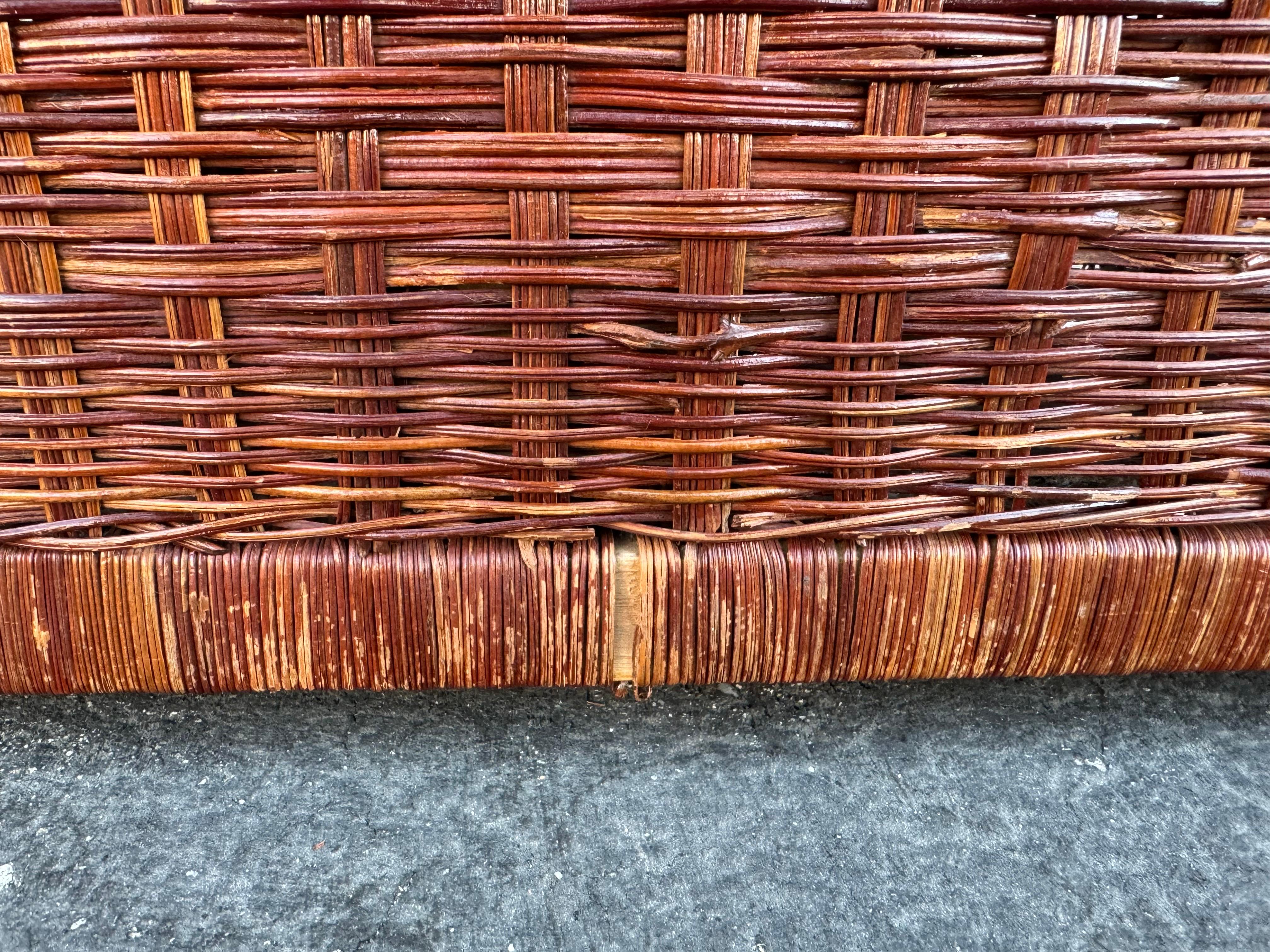 Cassapanca Chinoiserie anni '70 in rattan con accenti in ottone in vendita 7