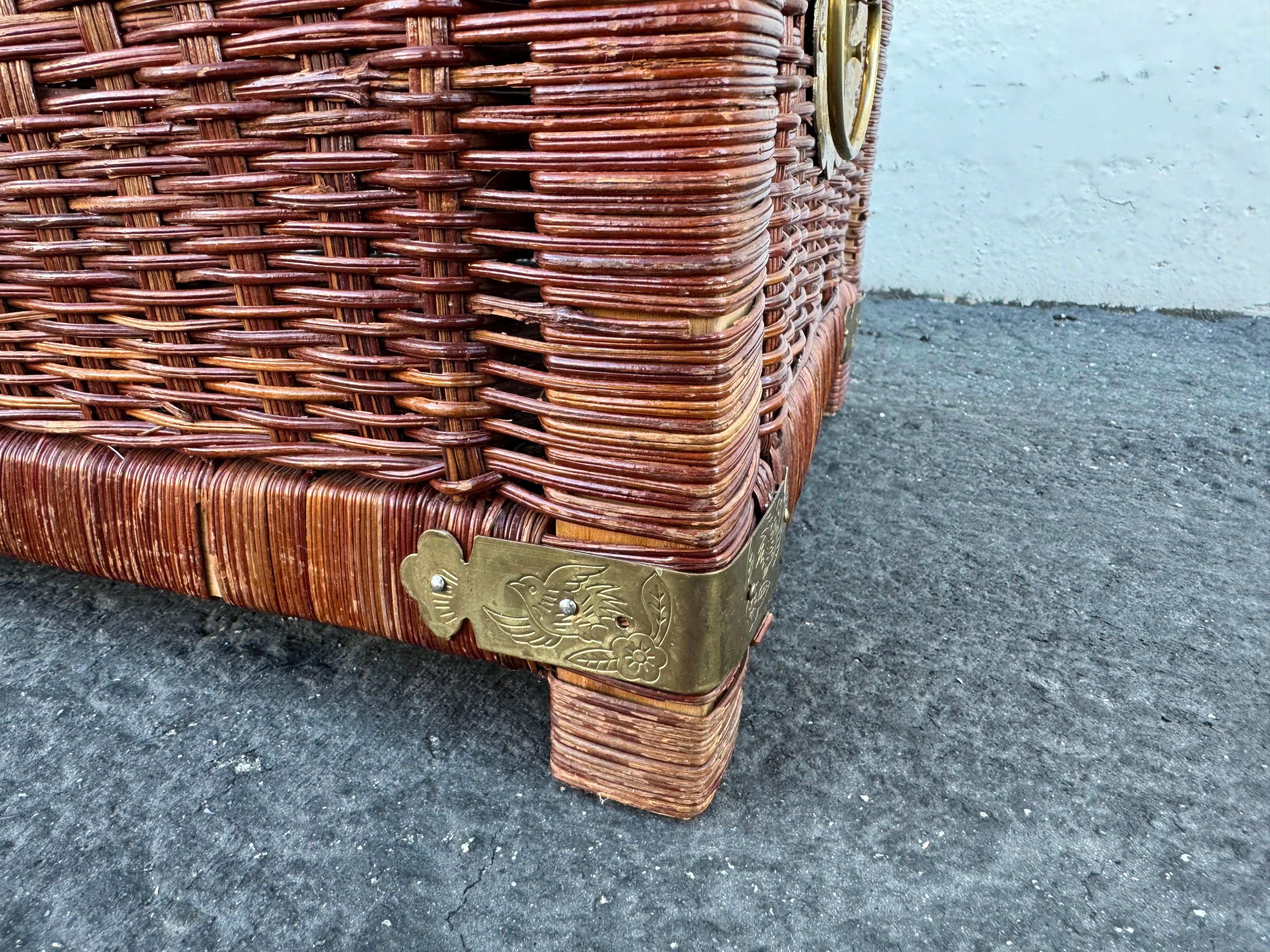Cassapanca Chinoiserie anni '70 in rattan con accenti in ottone in vendita 8