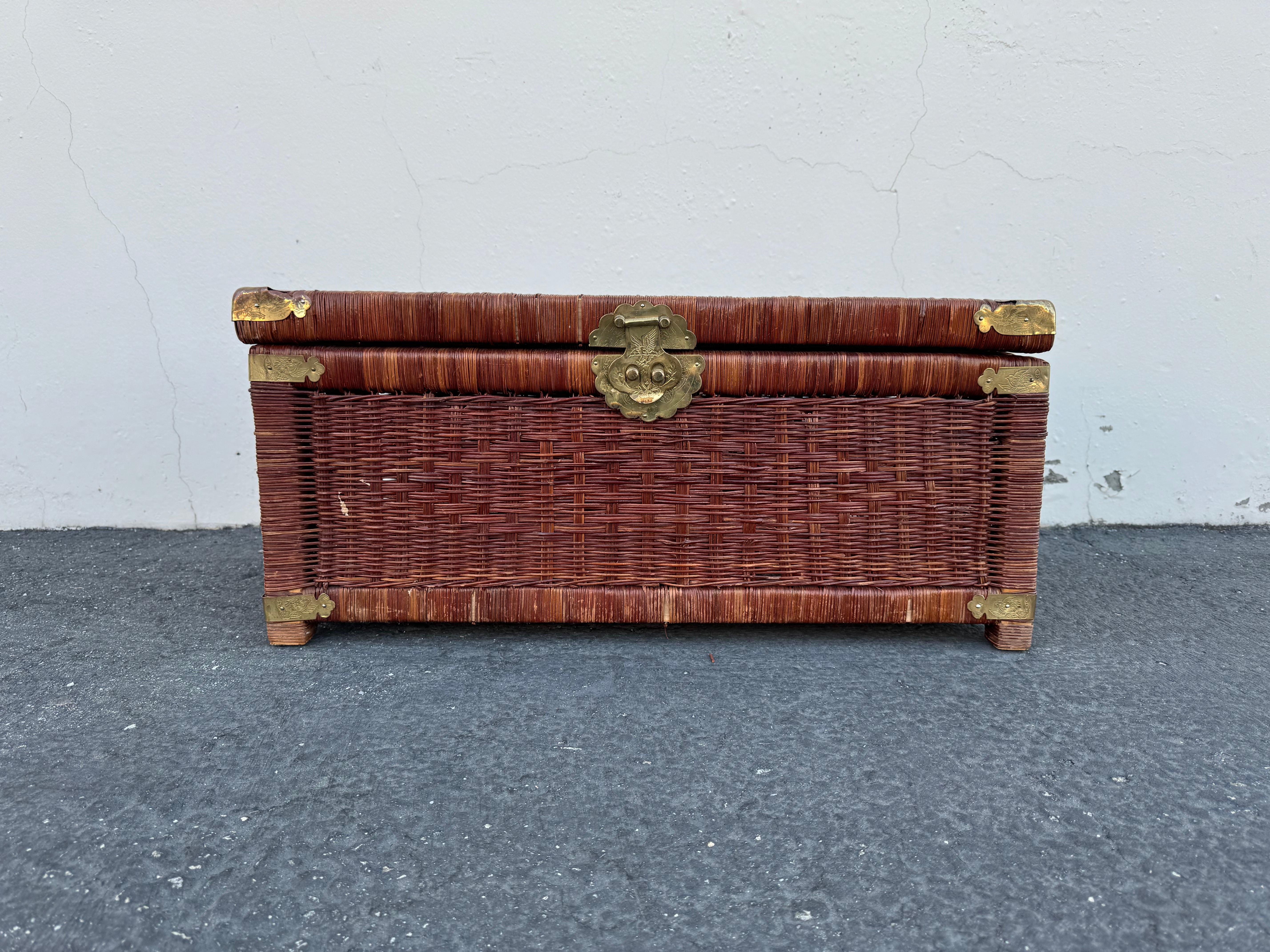 In vendita: Splendida cassapanca in rattan dai toni scuri con inserti in ottone

Aggiungi un tocco di eleganza alla tua casa con questa bellissima cassapanca in rattan dai toni scuri, disegnata in un classico stile Chinoiserie. Caratterizzato da