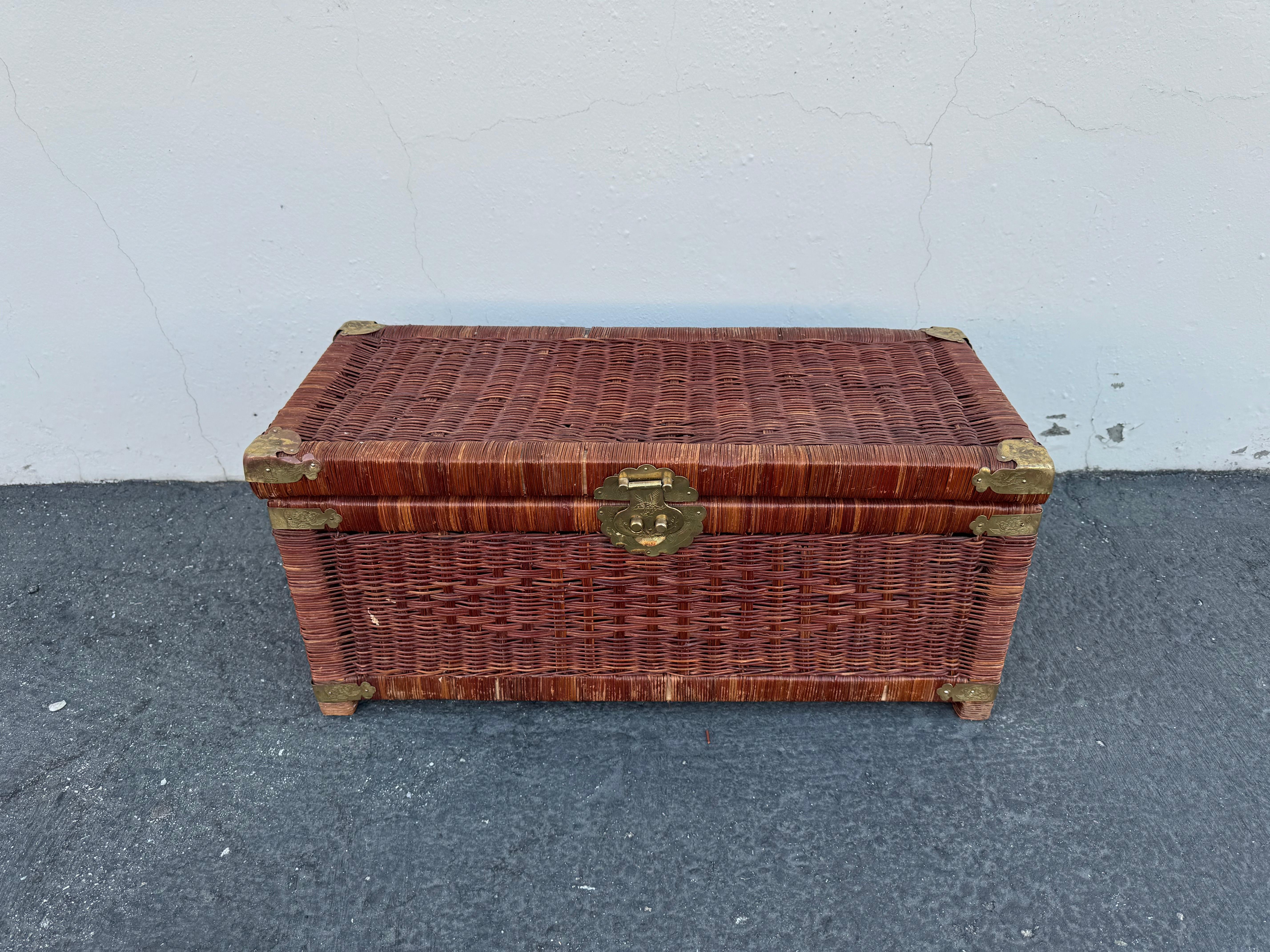 Cineserie Cassapanca Chinoiserie anni '70 in rattan con accenti in ottone in vendita