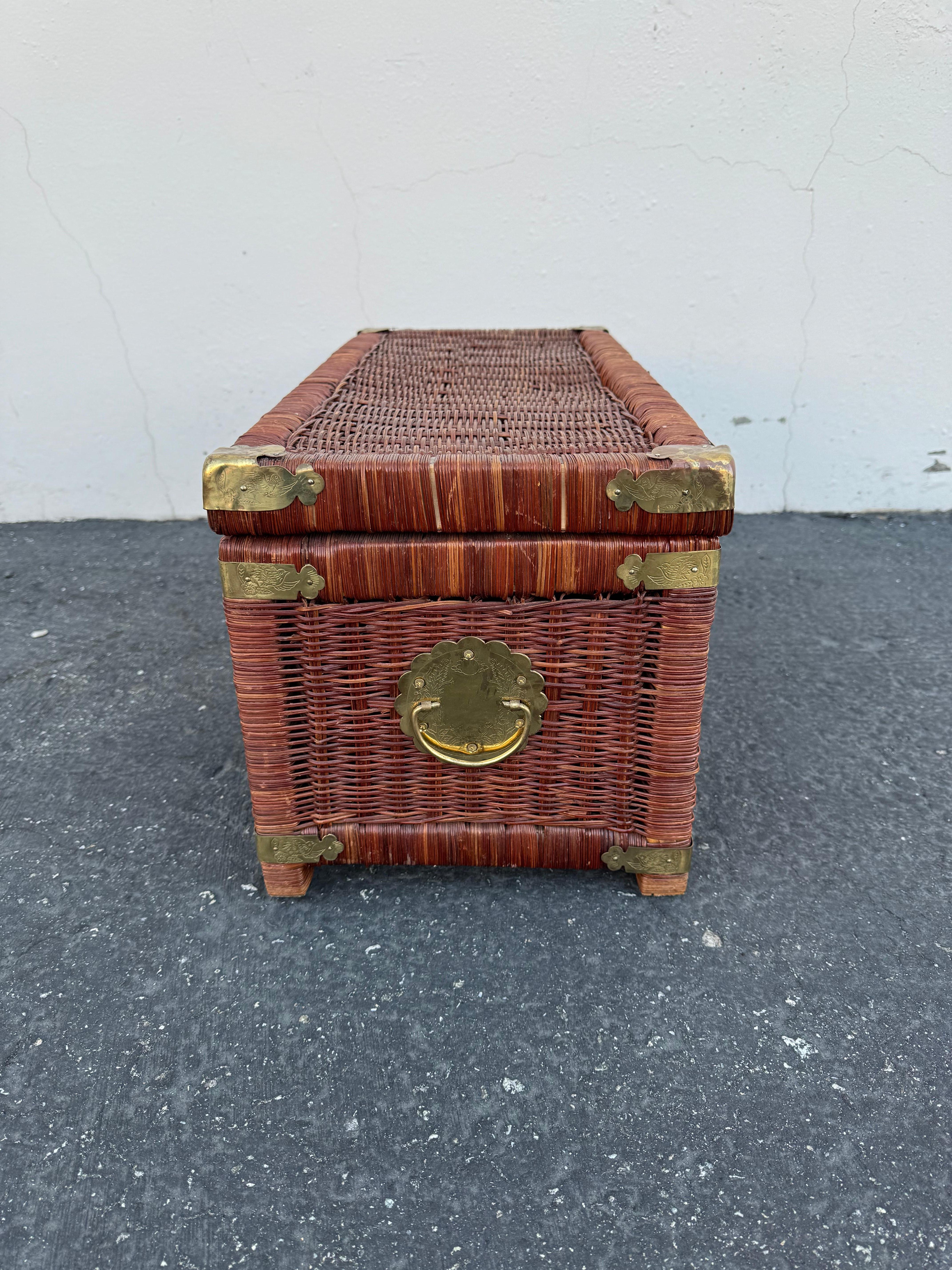 Americano Cassapanca Chinoiserie anni '70 in rattan con accenti in ottone in vendita
