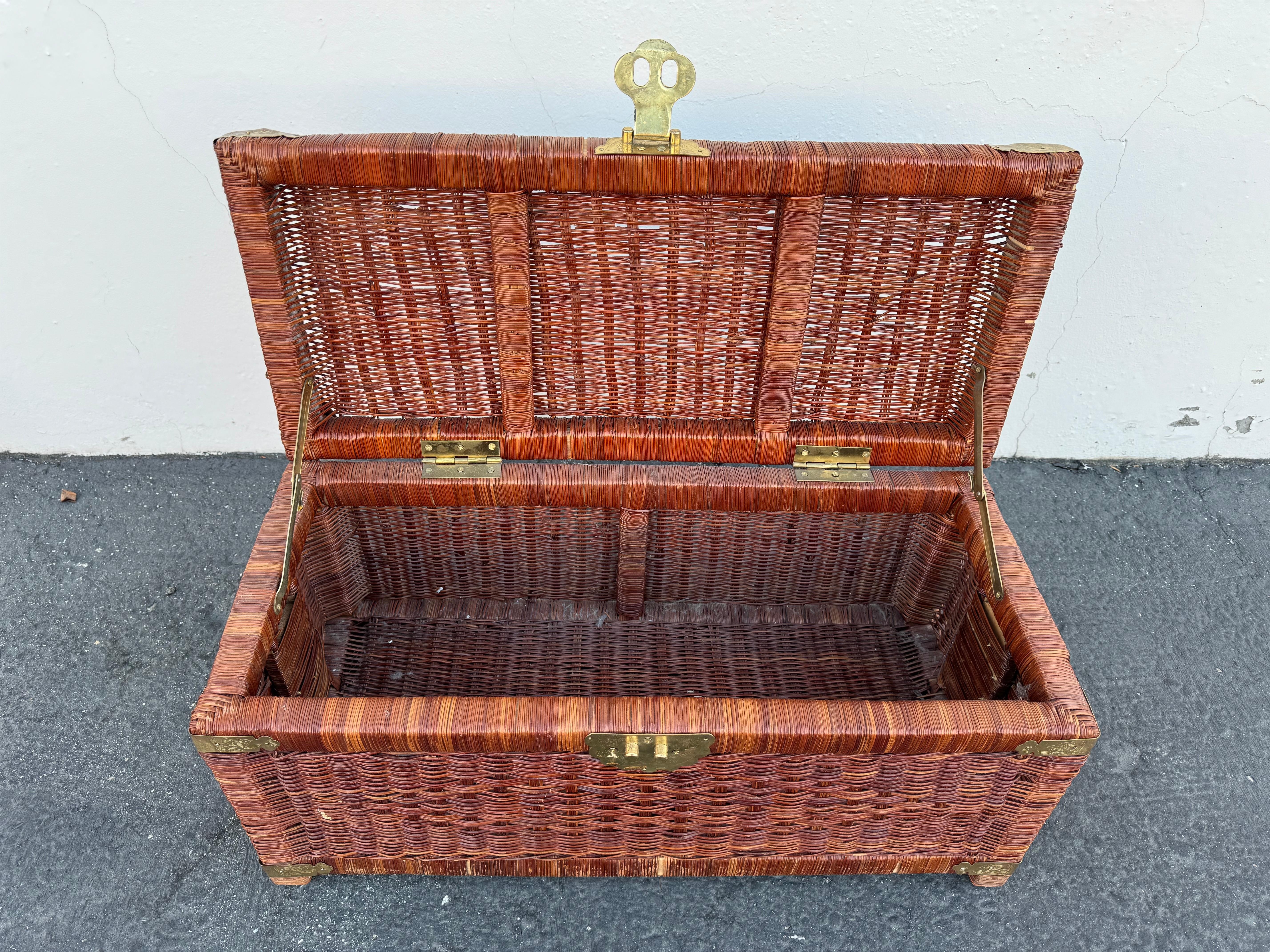 Fatto a mano Cassapanca Chinoiserie anni '70 in rattan con accenti in ottone in vendita