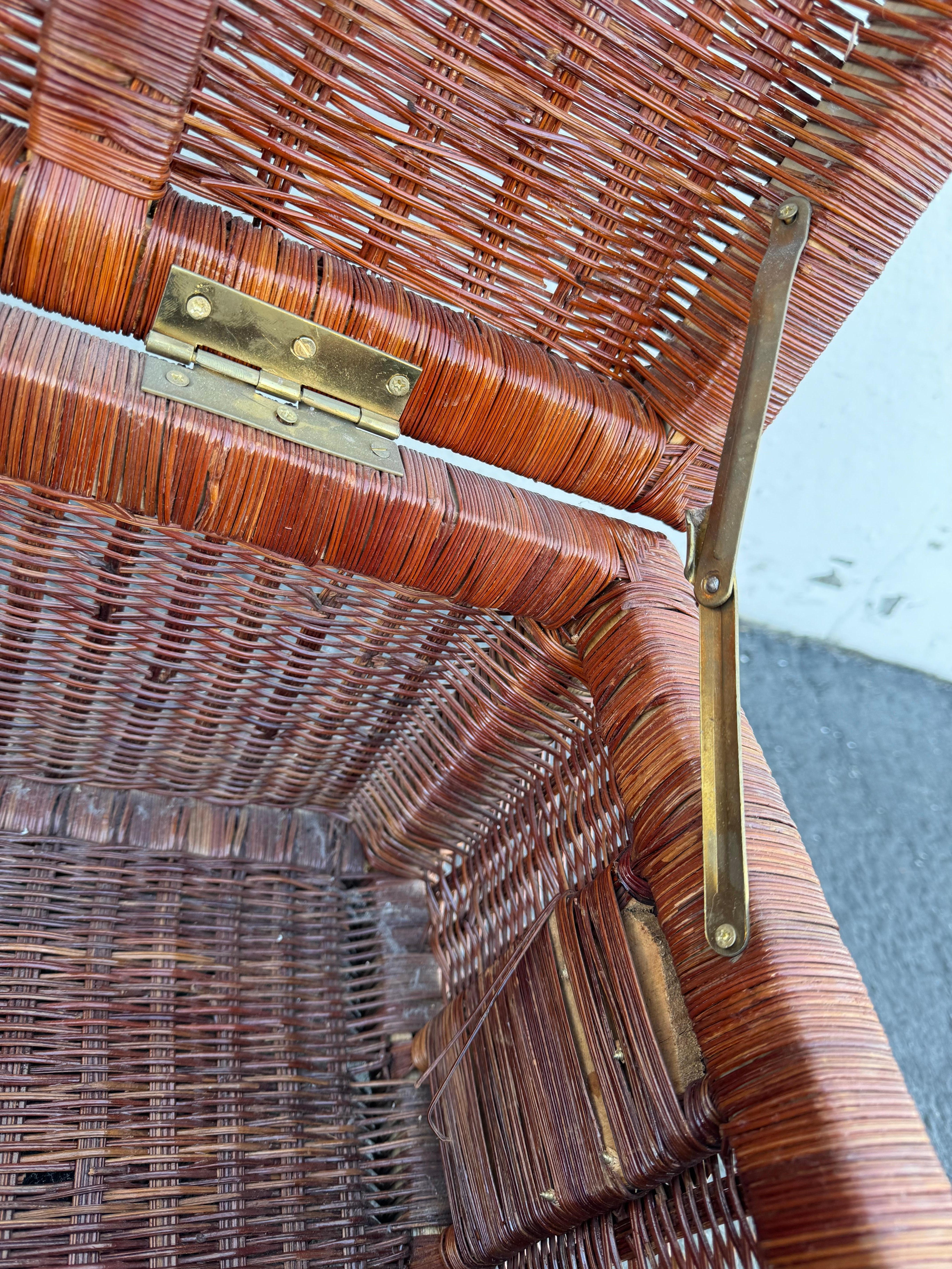 Fine XX secolo Cassapanca Chinoiserie anni '70 in rattan con accenti in ottone in vendita