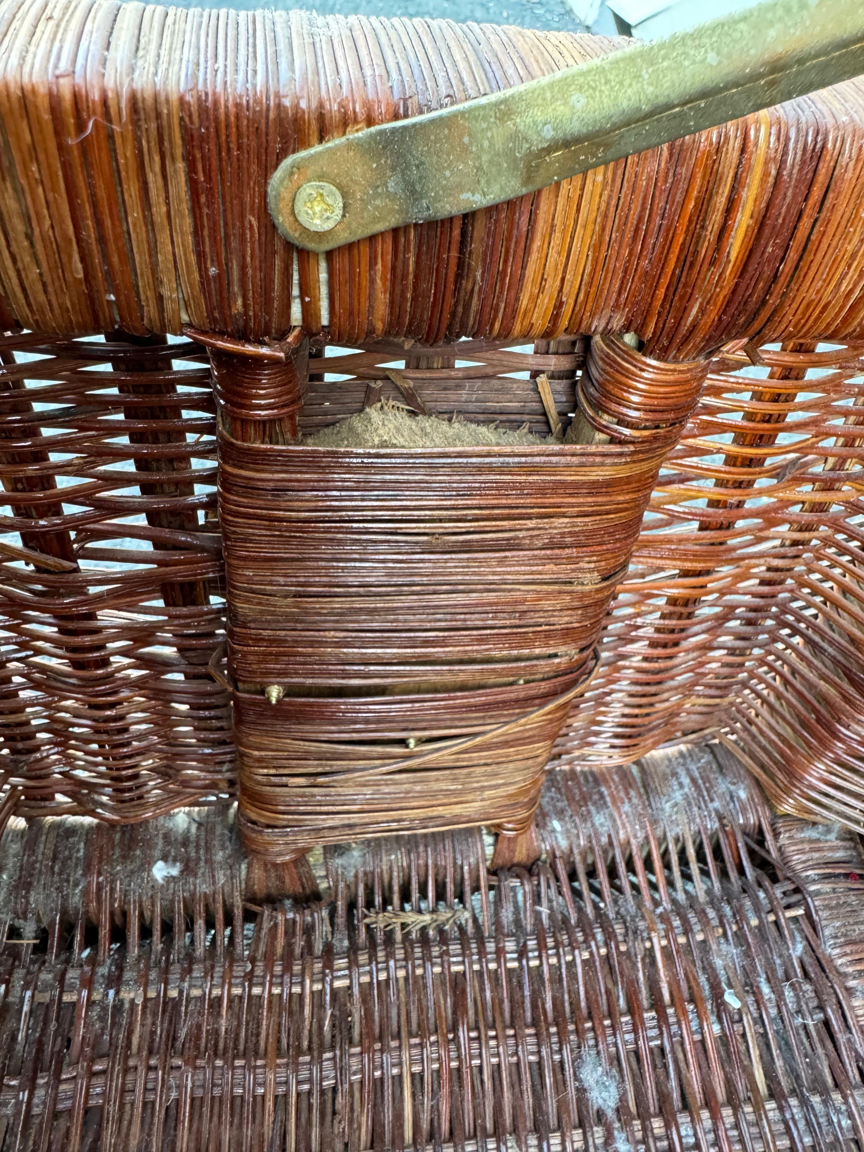 Ottone Cassapanca Chinoiserie anni '70 in rattan con accenti in ottone in vendita
