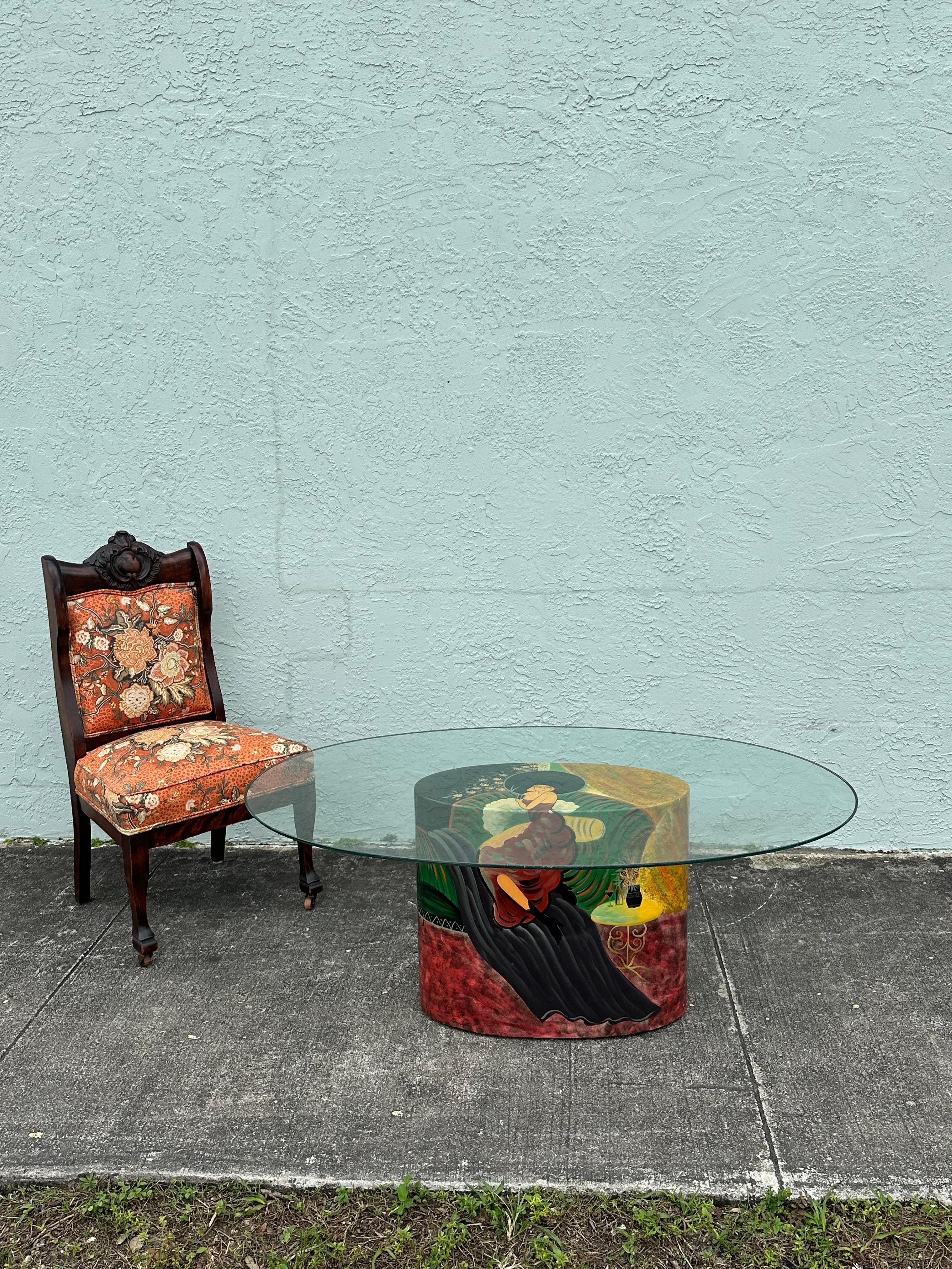 Transportez-vous dans les années 1970, élégantes et sophistiquées, avec cette exquise table basse ou table d'appoint ovale, peinte à la main et laquée. La table ultra rare donne un air de culture et de raffinement. Le design est remarquable partout.