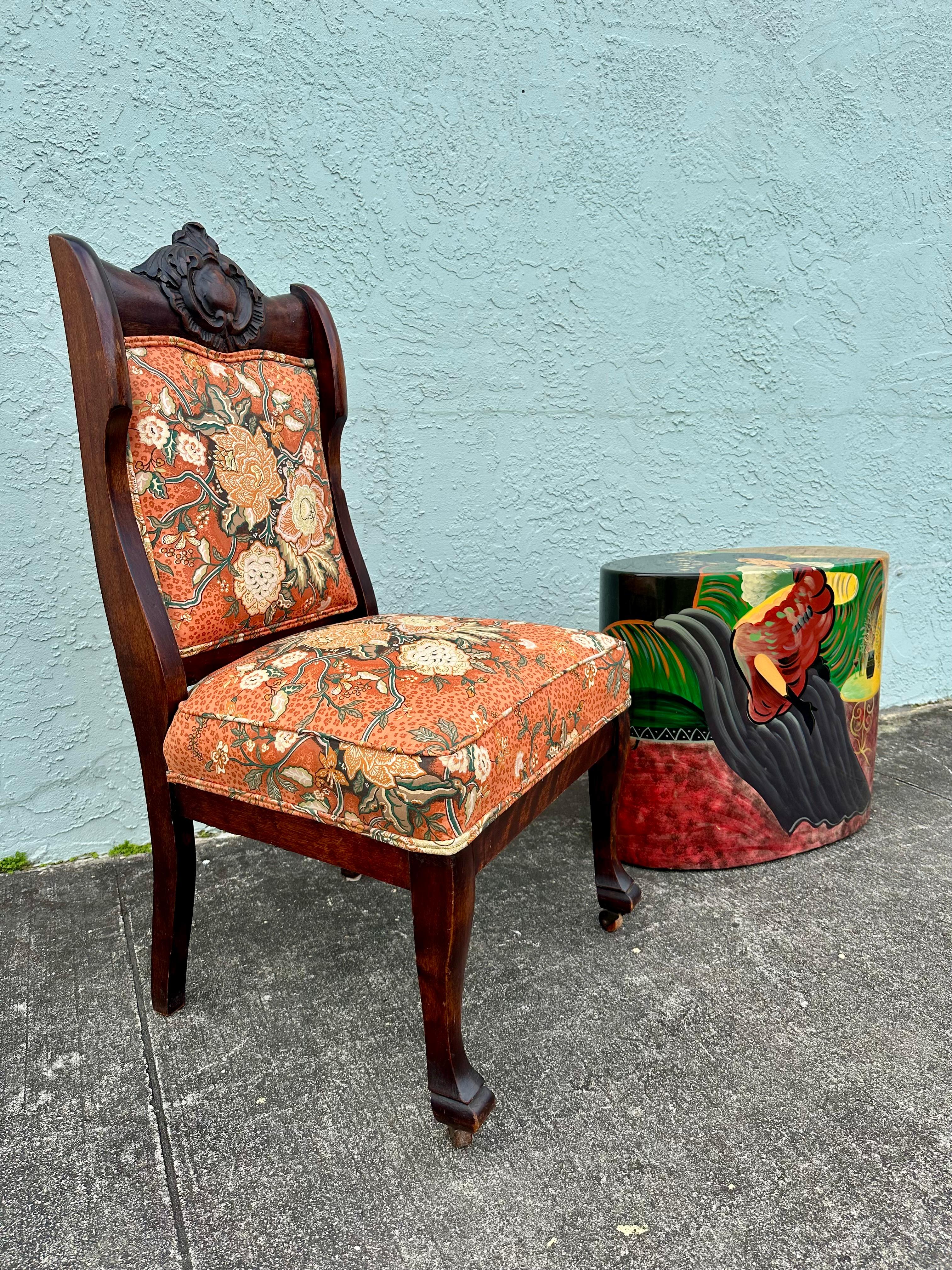 Table d'appoint ovale peinte à la main de style chinoiserie des années 1970 en vente 2