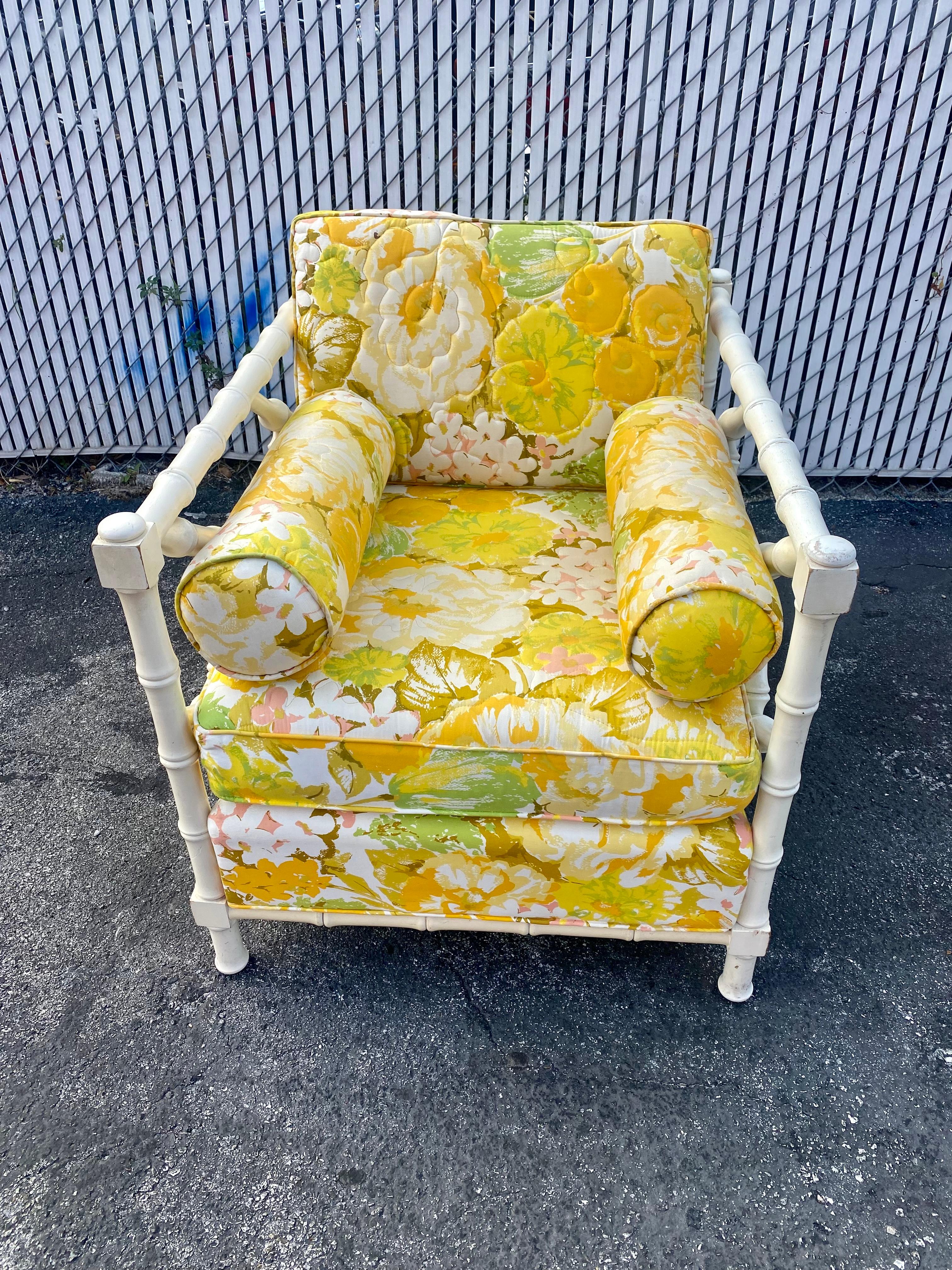 Chinoiseries Chaise florale en bois de faux bambou de style Chinoserie des années 1970 en vente